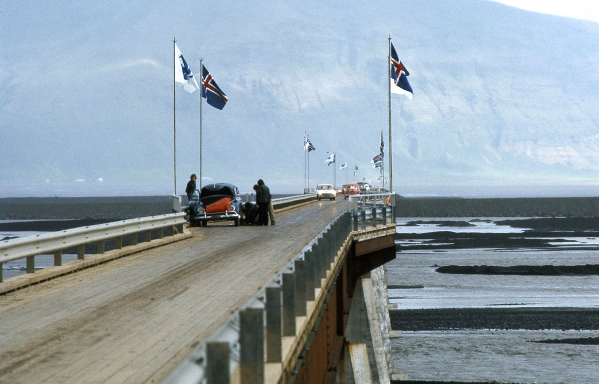 Umferðin um nýju brúna var eins og á Laugavegi um háannatíma og voru þar komnir bílar úr öllum landsfjórðungum. Mynd: Ímynd