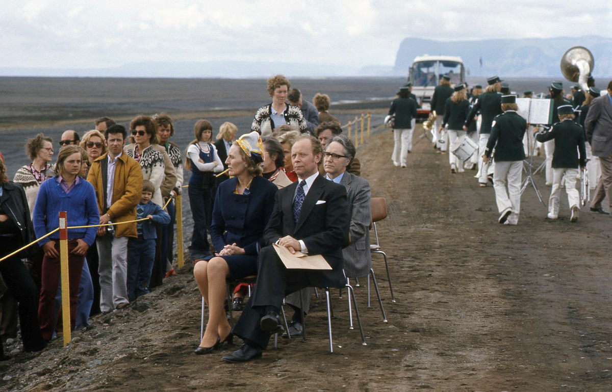 Heiðursgestur við vígslu nýrrar Skeiðarárbrúar og formlegrar opnunar Hringvegarins var herra Kristján Eldjárn, forseti lýðveldisins. Mynd: Ímynd
