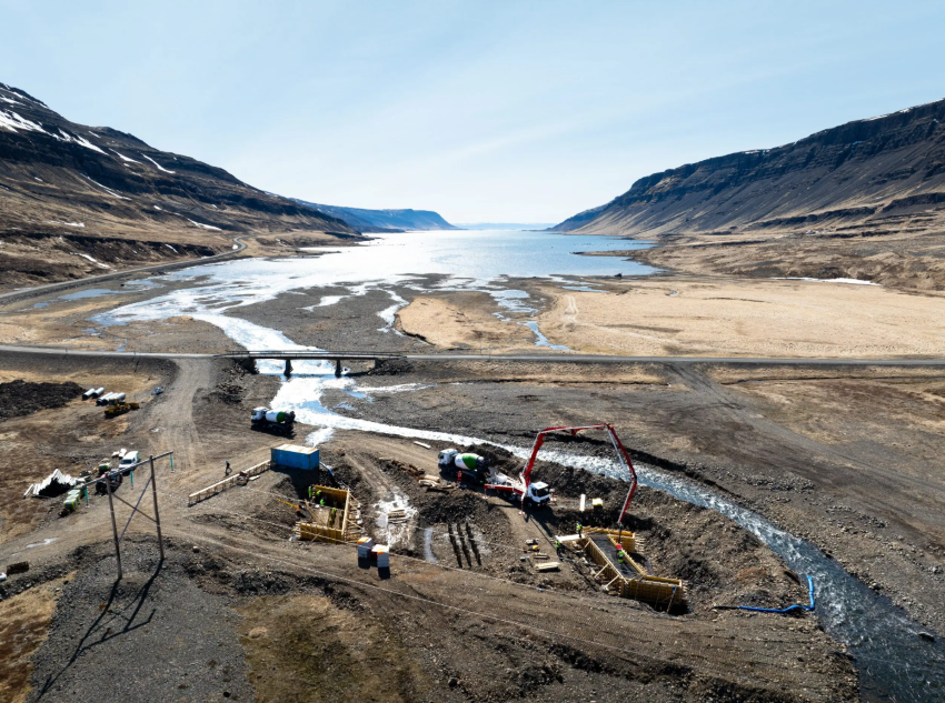 Framkvæmdir yfir Fjarðarhornsá