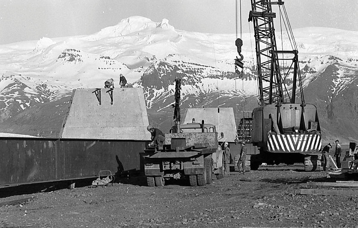 Brúarsmíði á Skeiðarársandi. Brúarsmíðin hófst 1972 og brúin vígð 1974. 