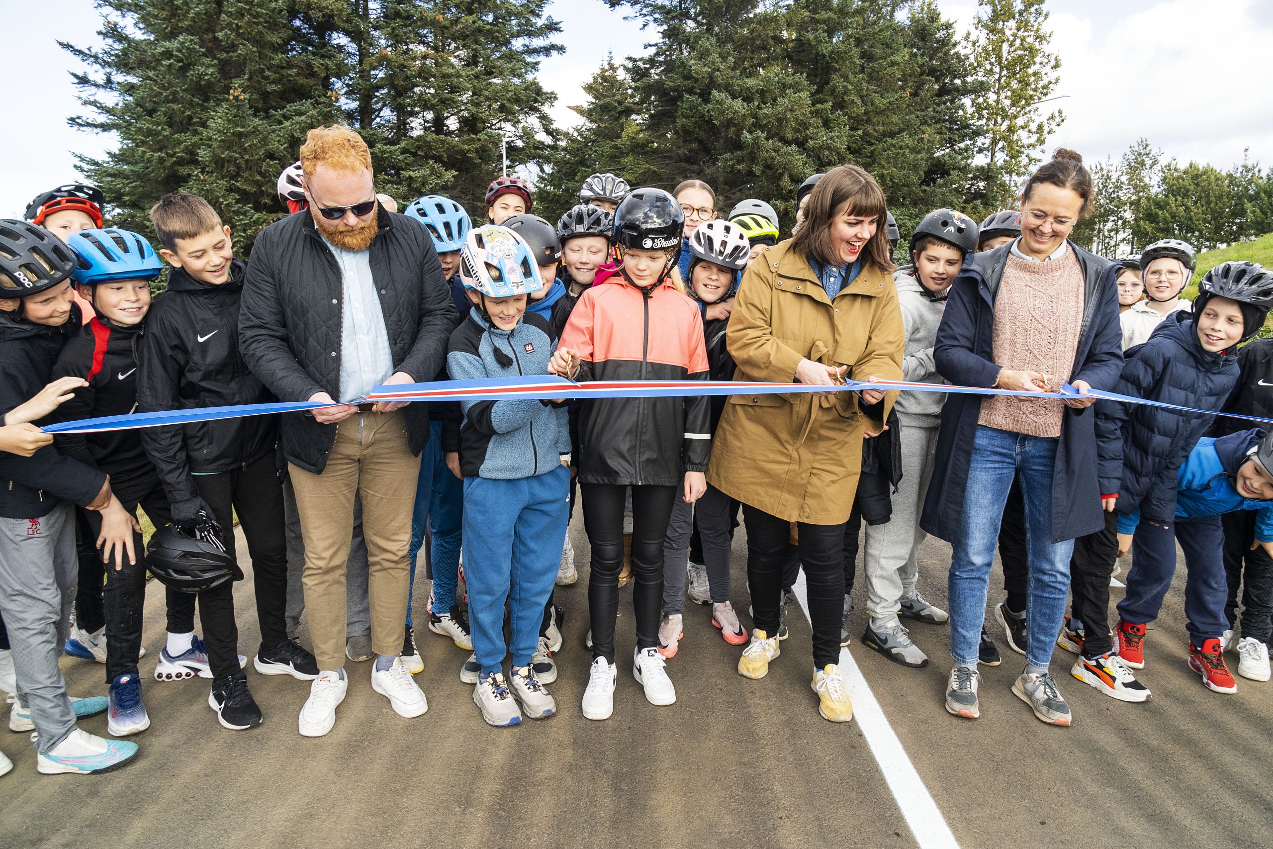 Davíð Þorláksson, Betri samgöngum, Dóra Björt Guðjónsdóttir Reykjavíkurborg og Bryndís Friðriksdóttir frá Vegagerðinni klipptu á borðann. Grétar, Elísabet, Eyja og Tómas Númi, nemendur í Fossvogsskóla, aðstoðuðu við borðaklippinguna.