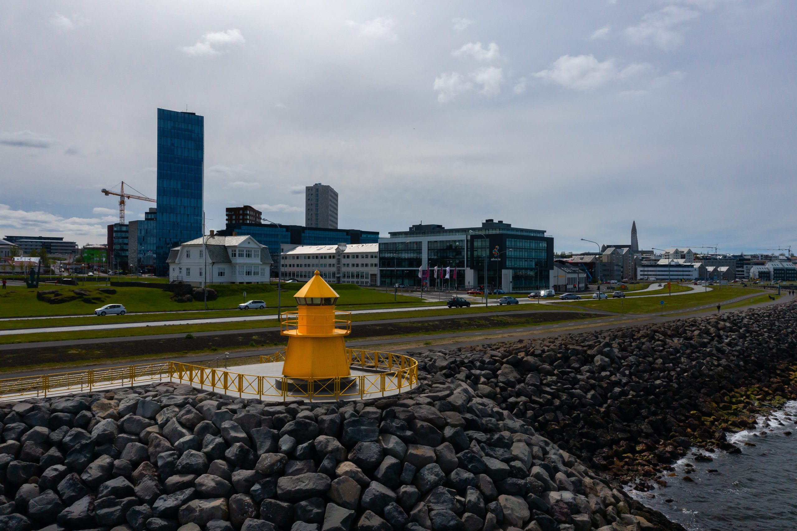 Sæbraut og Höfði í baksýn.