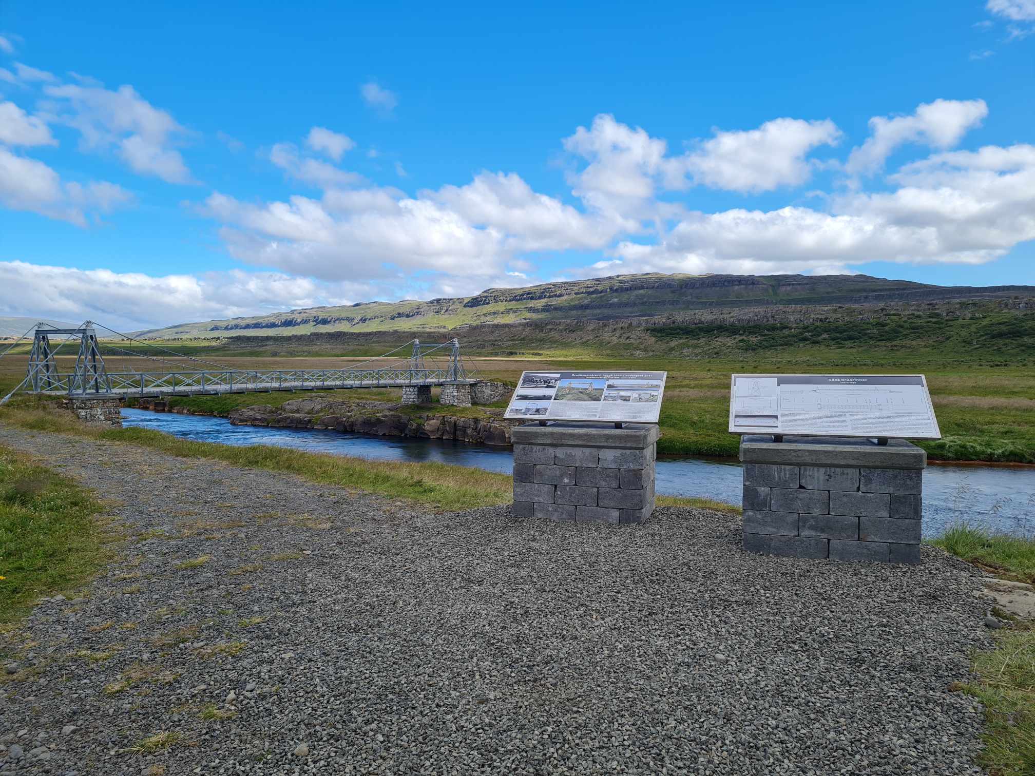 Ný upplýsingaskilti voru sett upp við brúna í lok sumars.