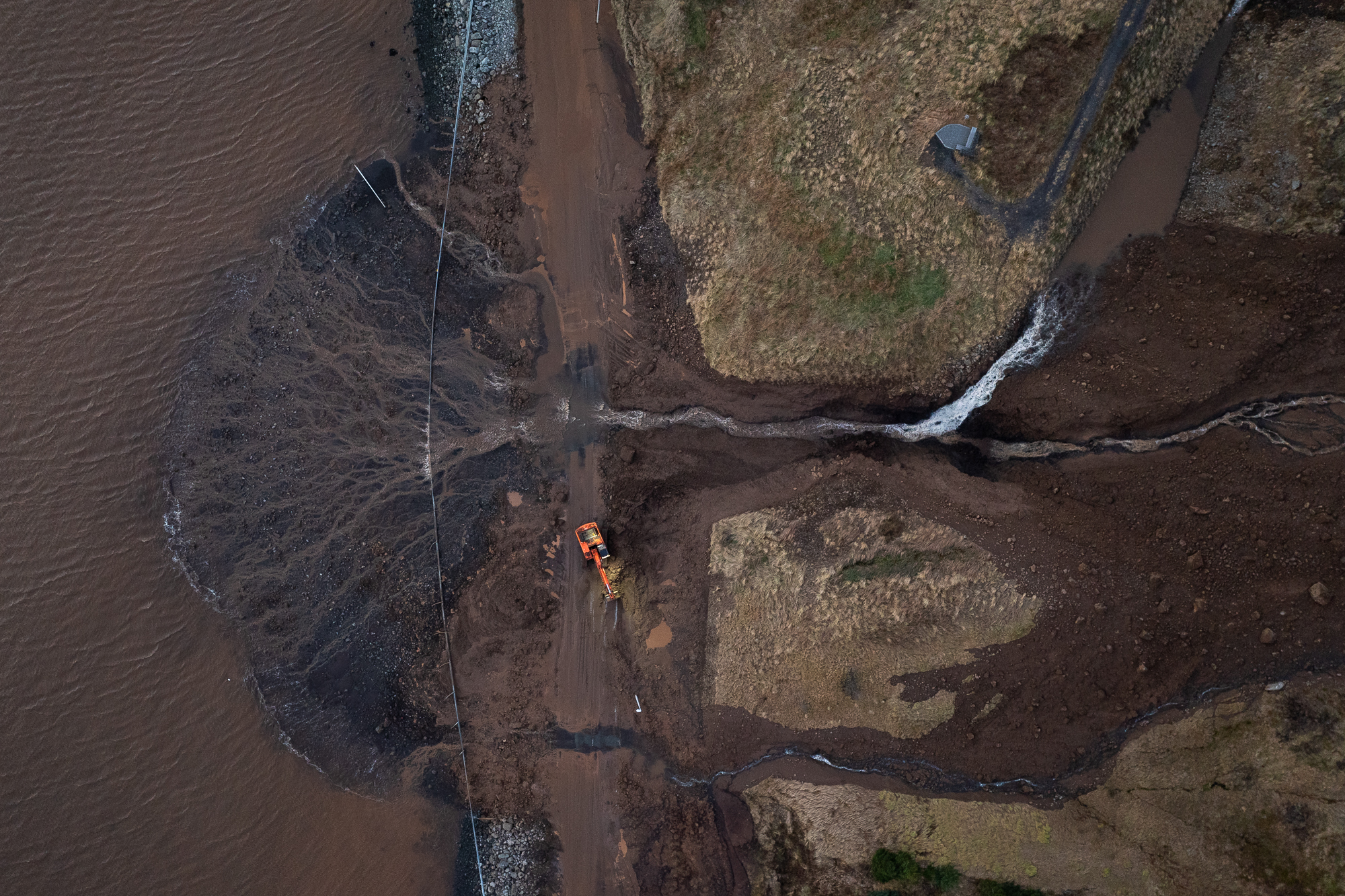Aurskriður á Vestfjörðum. Skriða fellur úr Eyrarhlíð á Djúpveg (61) við Hnífsdal. 