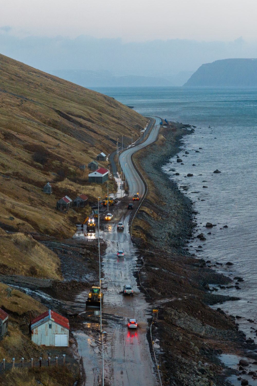 Aurskriður á Vestfjörðum. Skriða fellur úr Eyrarhlíð á Djúpveg (61) við Hnífsdal. 