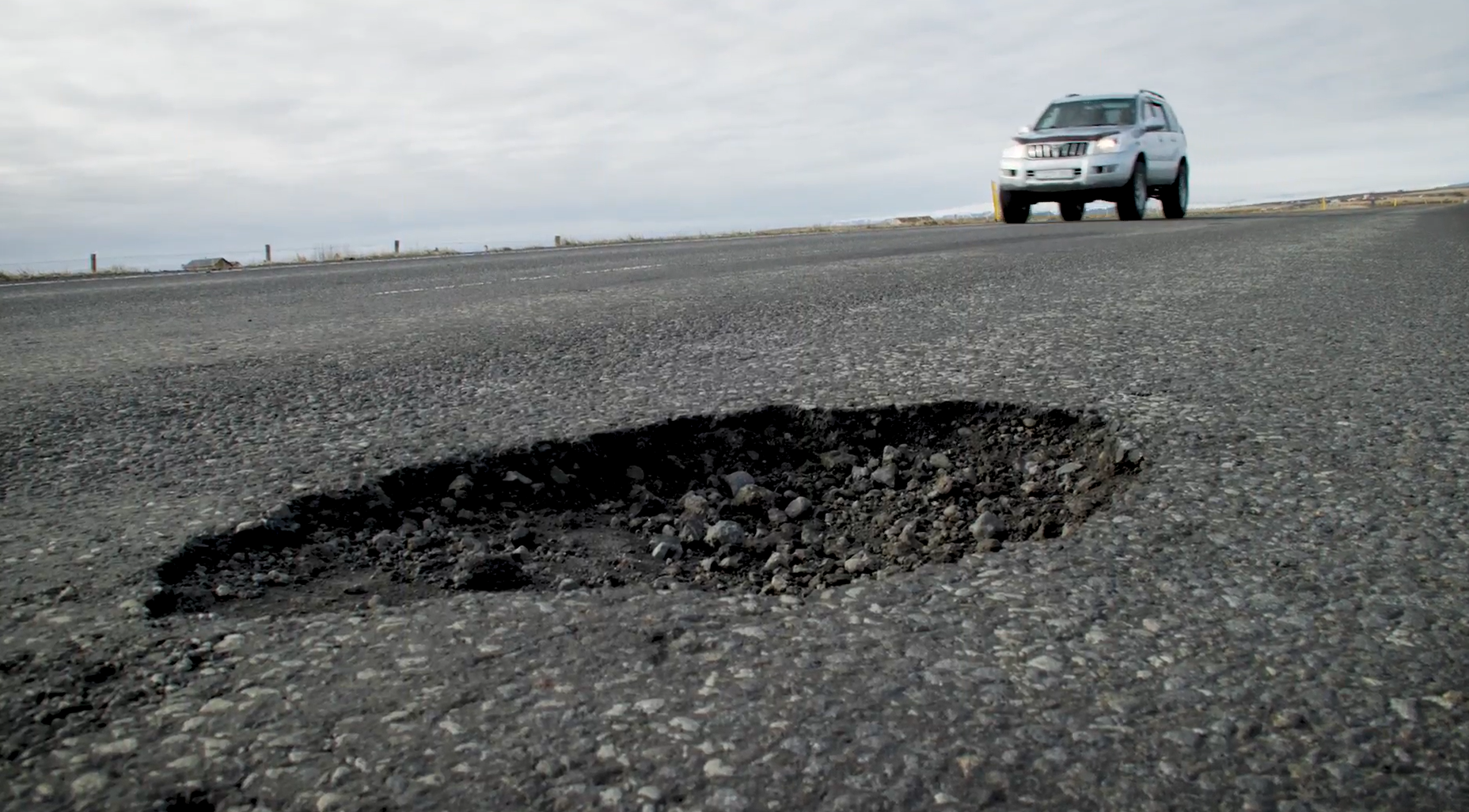 Holur geta myndast í bundnu slitlagi þegar veður er umhleypingasamt, sérstaklega þegar vatn liggur á vegum.
