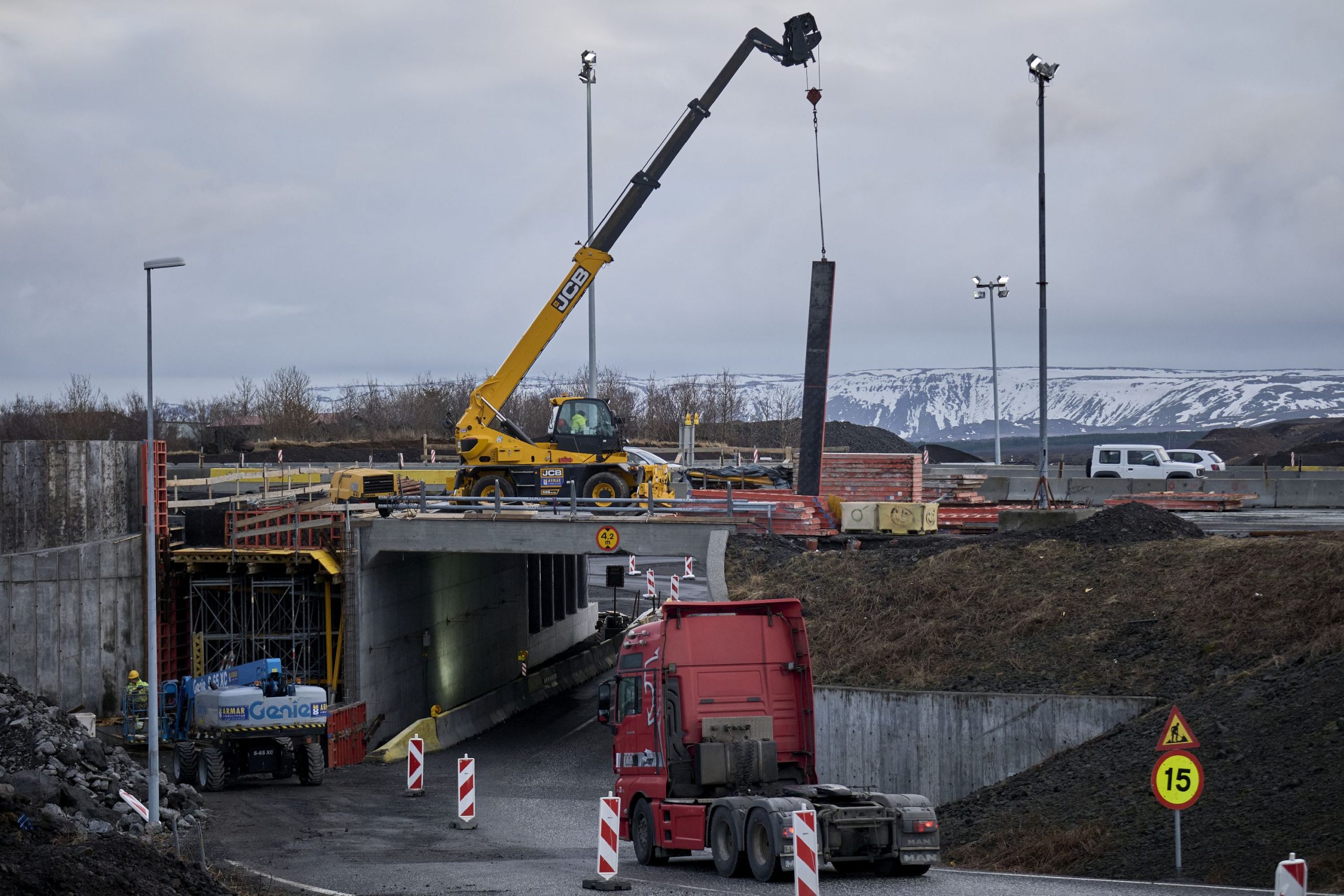 Unnið er við ný undirgöng við Straumsvík. 