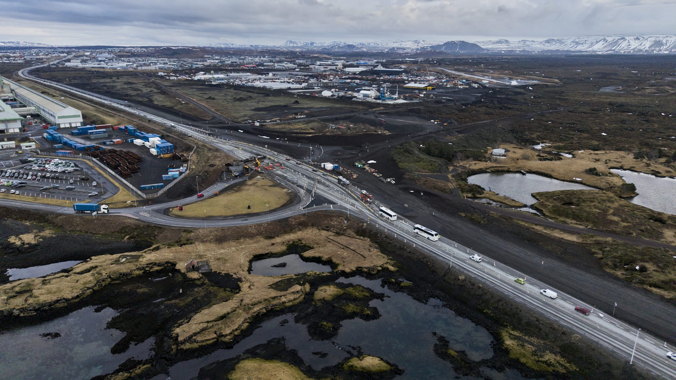 Framkvæmdir við breikkun Reykjanesbrautar nærri Álverinu í Straumsvík.