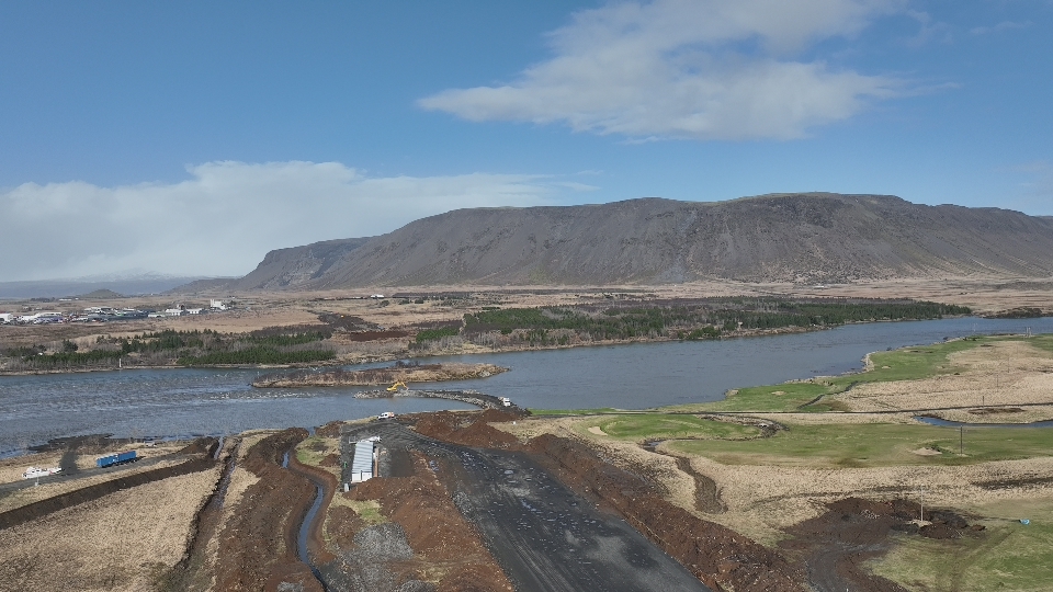 Með þessari tengingu verður hægt að koma efni og búnaði yfir í eyjuna.