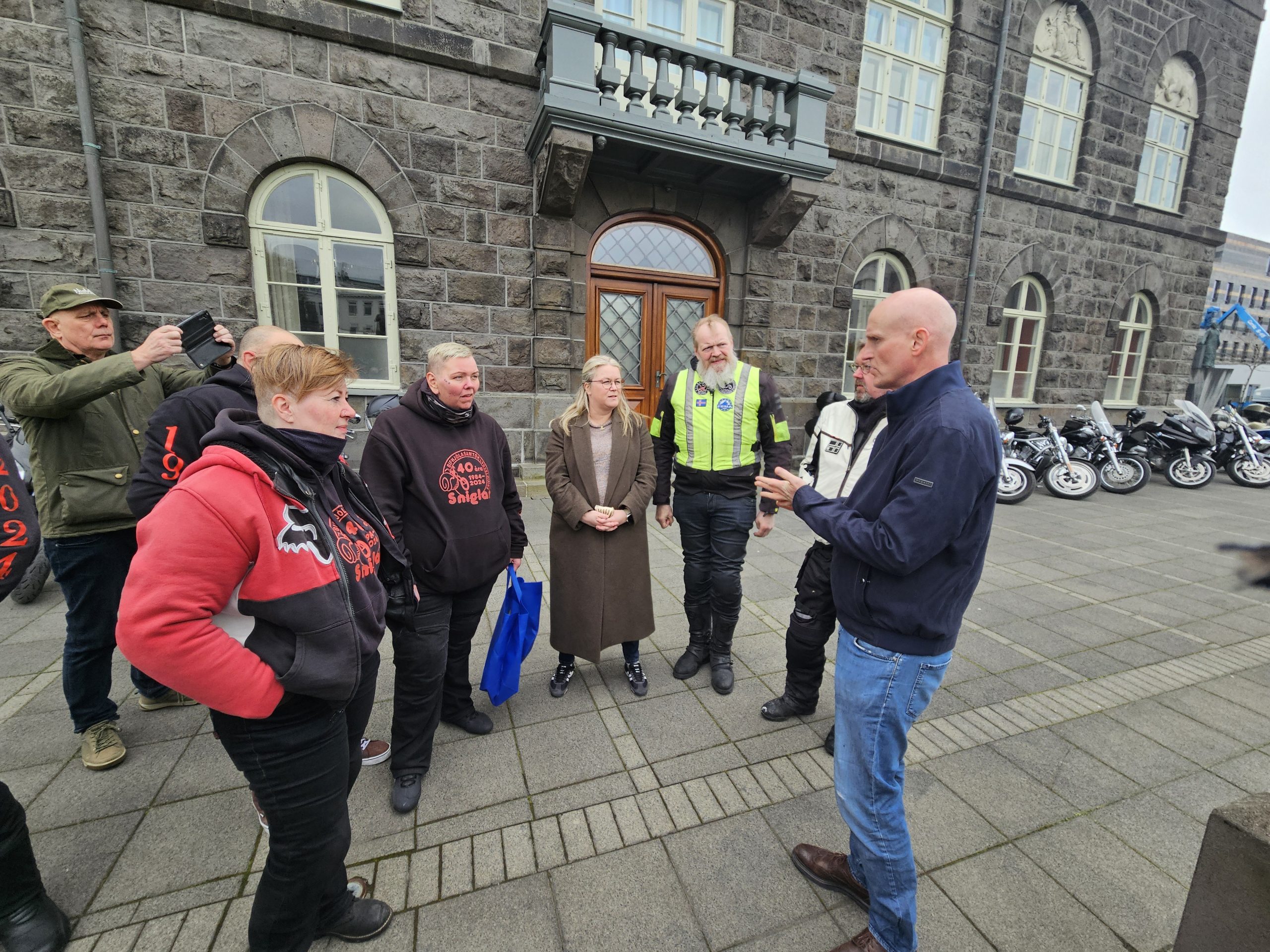 . Svo vel vildi til að Eyjólfur Ármannsson, innviðaráðherra, var á gangi um Austurvöll og slóst í hópinn enda málið honum sannarlega skylt. 