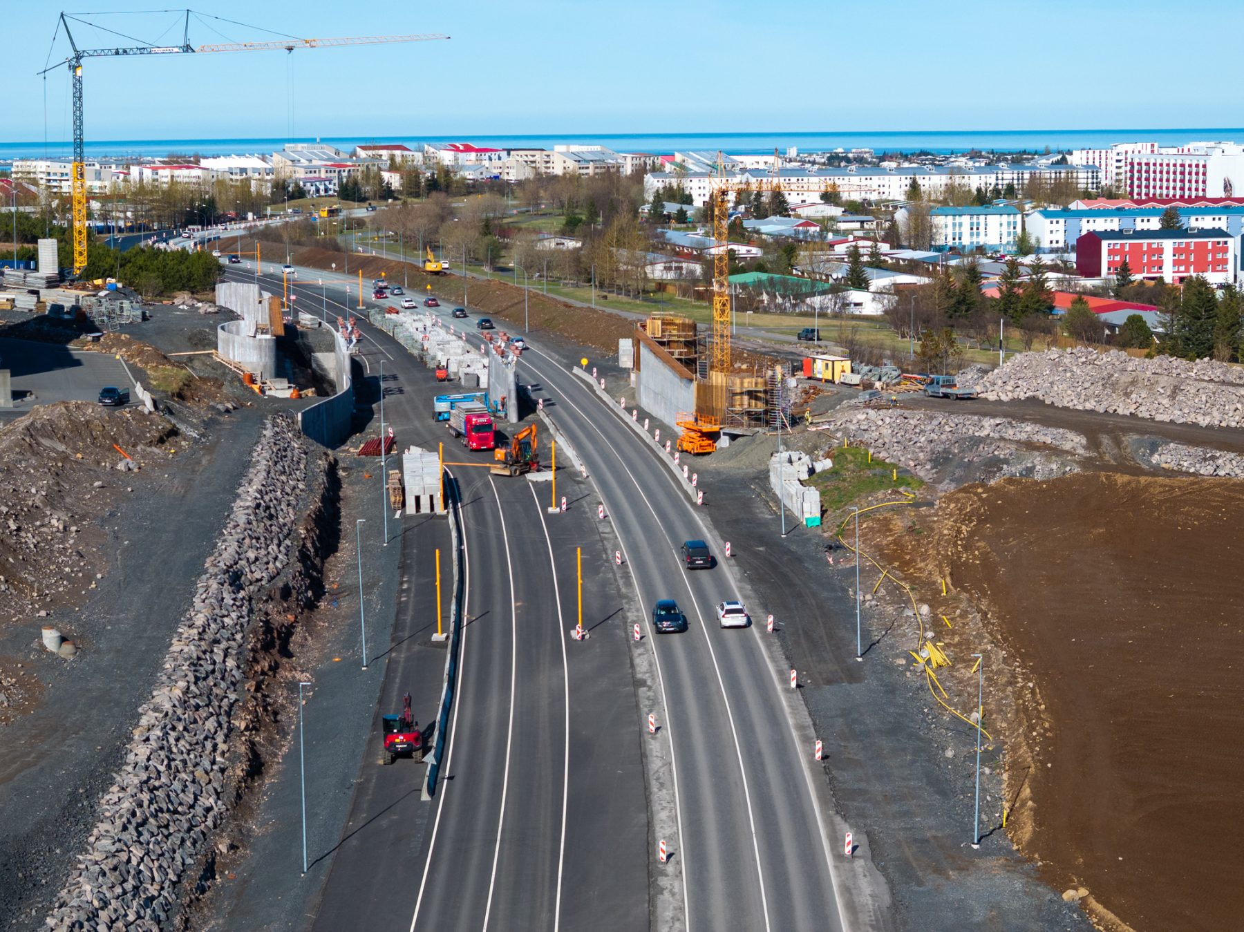 Unnið er við stöplana undir akstursbrúna.