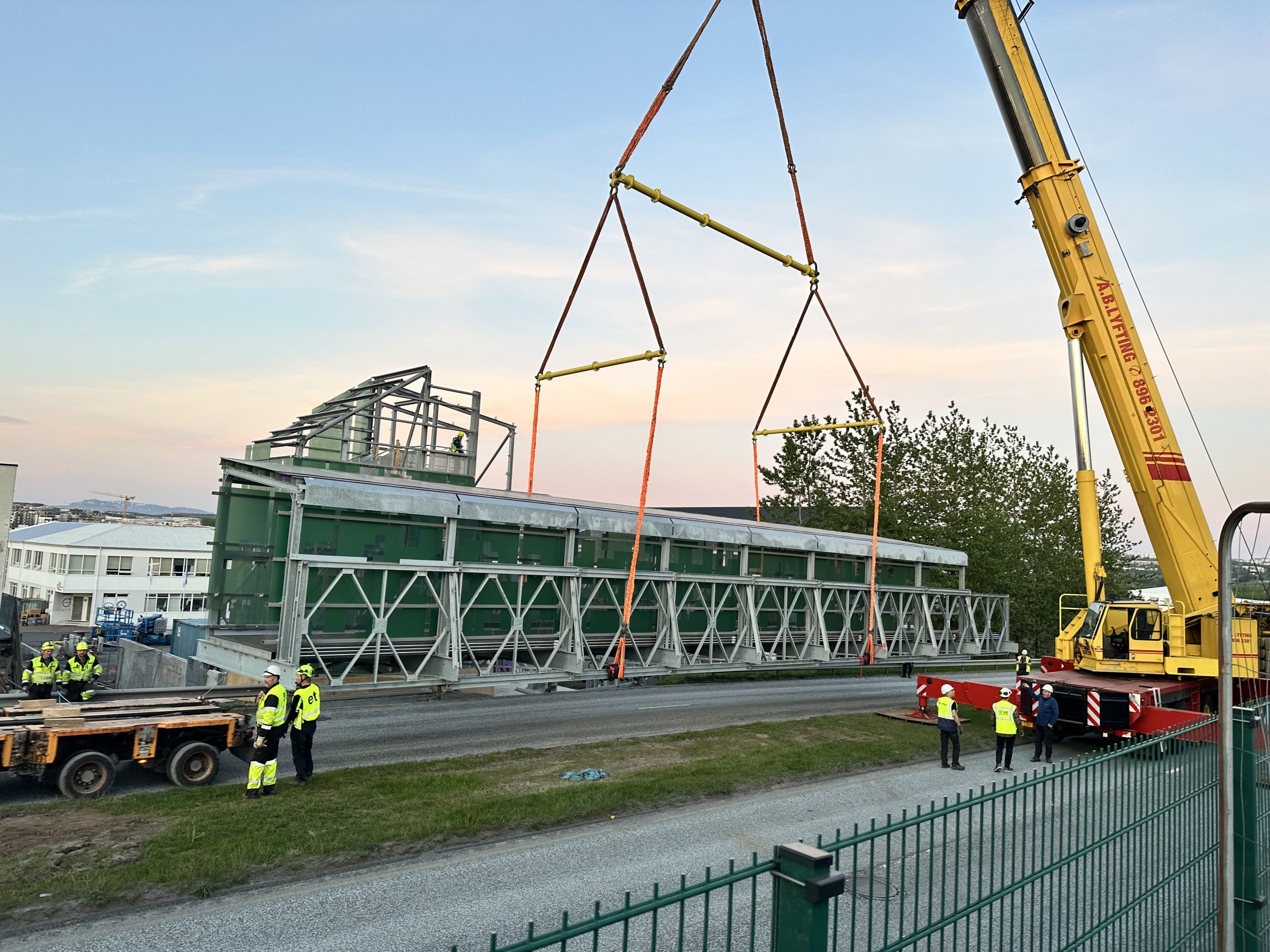 Brúin var flutt frá athafnasvæði Ístaks við Esjumela á flutningavagni í lögreglufylgd.