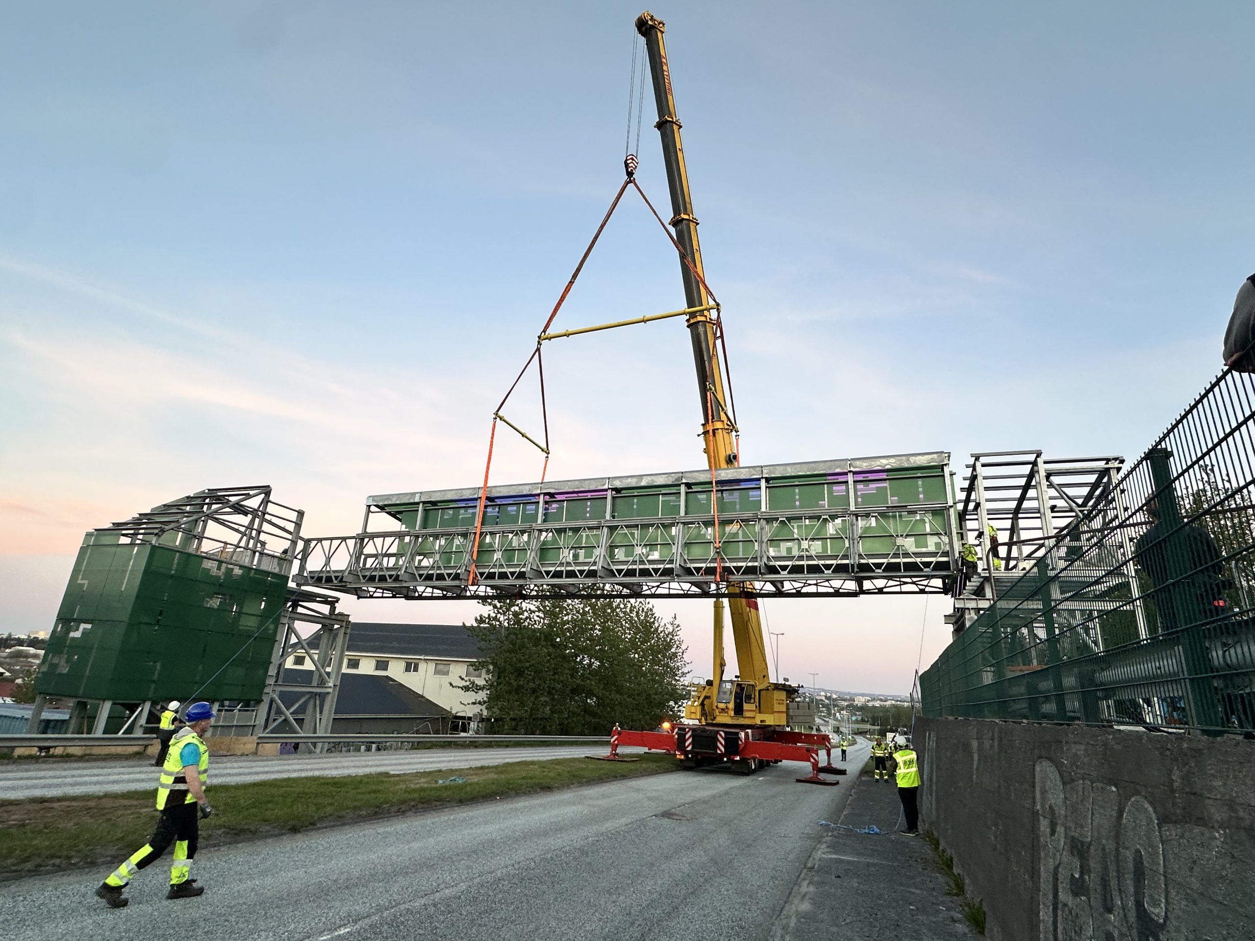 The process of hoisting the bridge went smoothly.