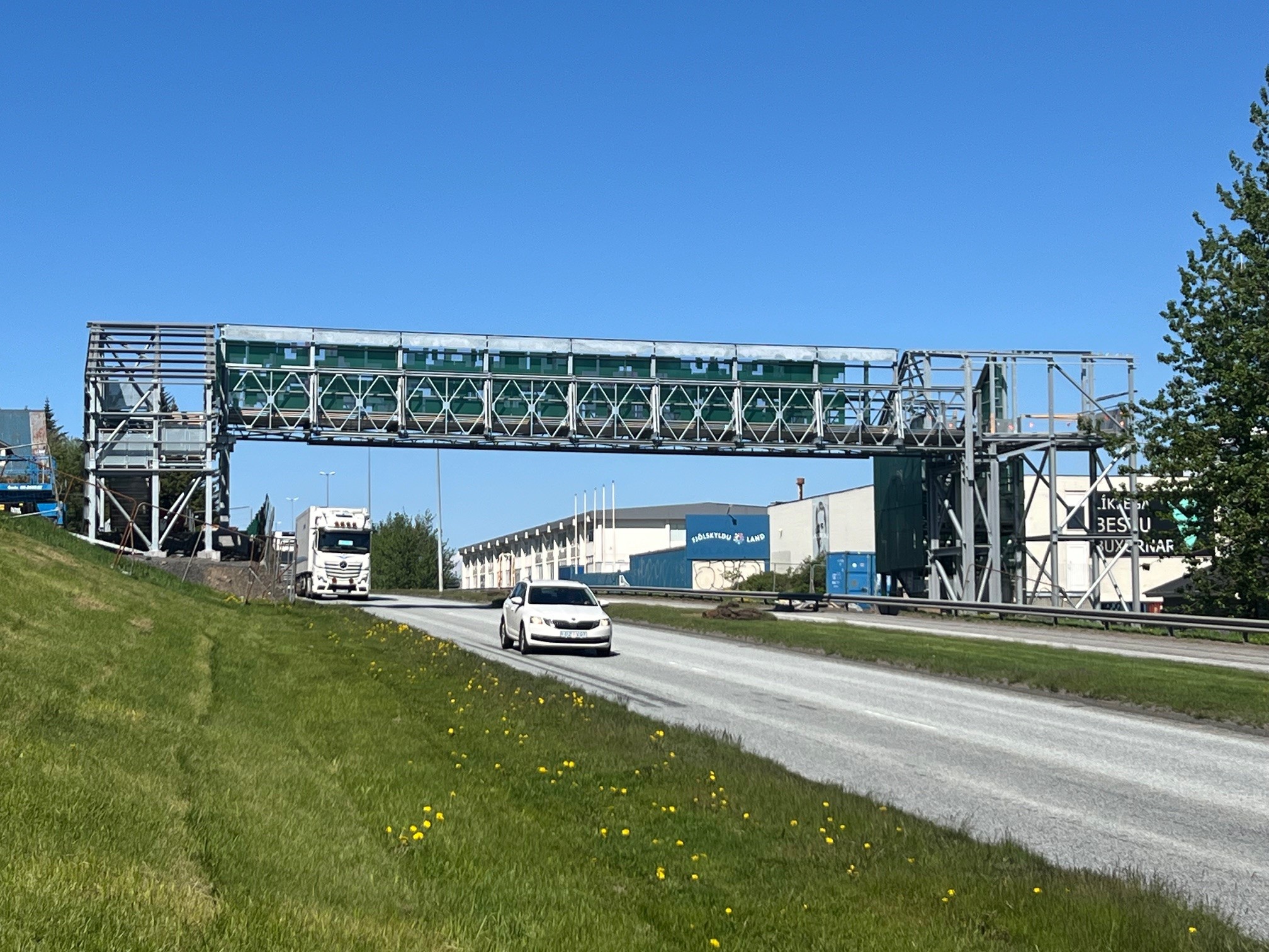 Brúin er um 28 metra löng og vegur um 30 tonn. 