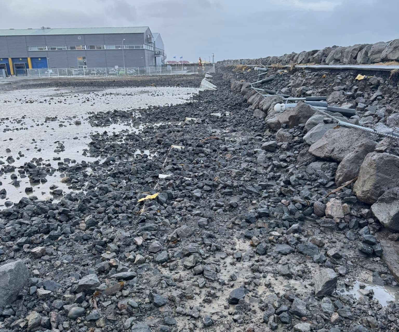 Sjó og grjót gaf yfir garðinn við Fiskislóð í óveðrinu 31. mars.
