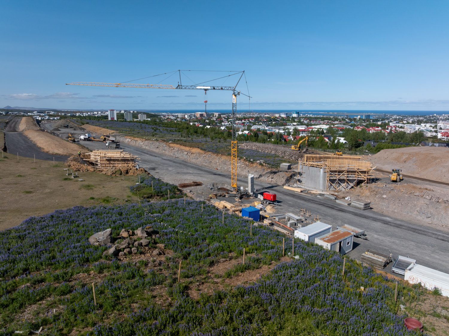 Unnið er að smíði göngubrúar. 