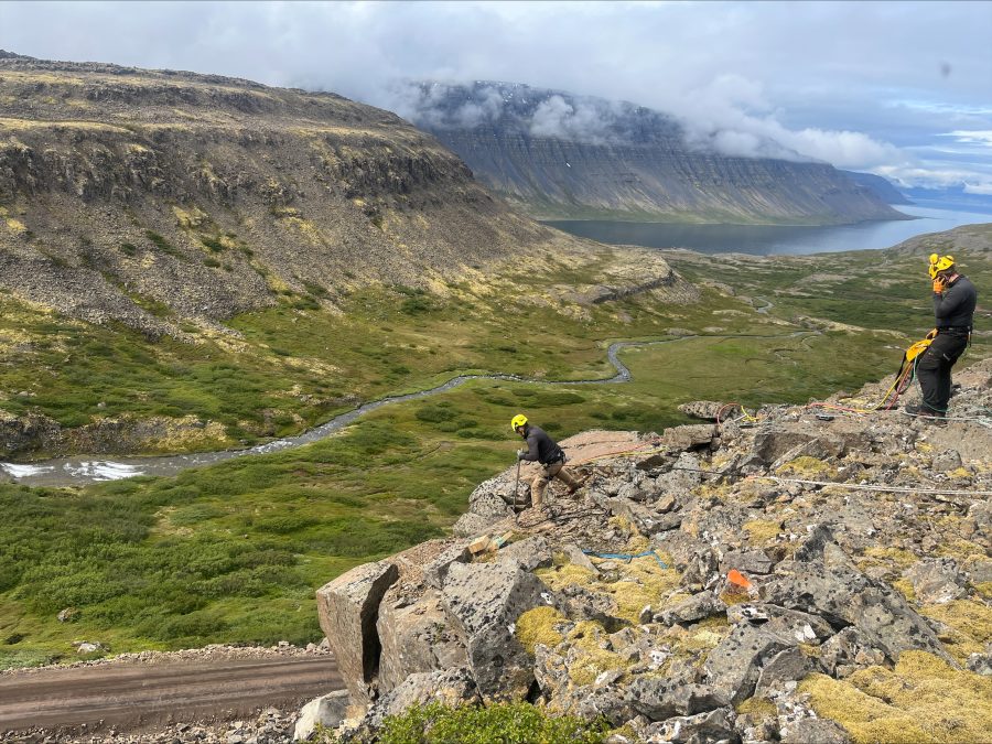 Losa þarf um lausa kletta í Fremridal.