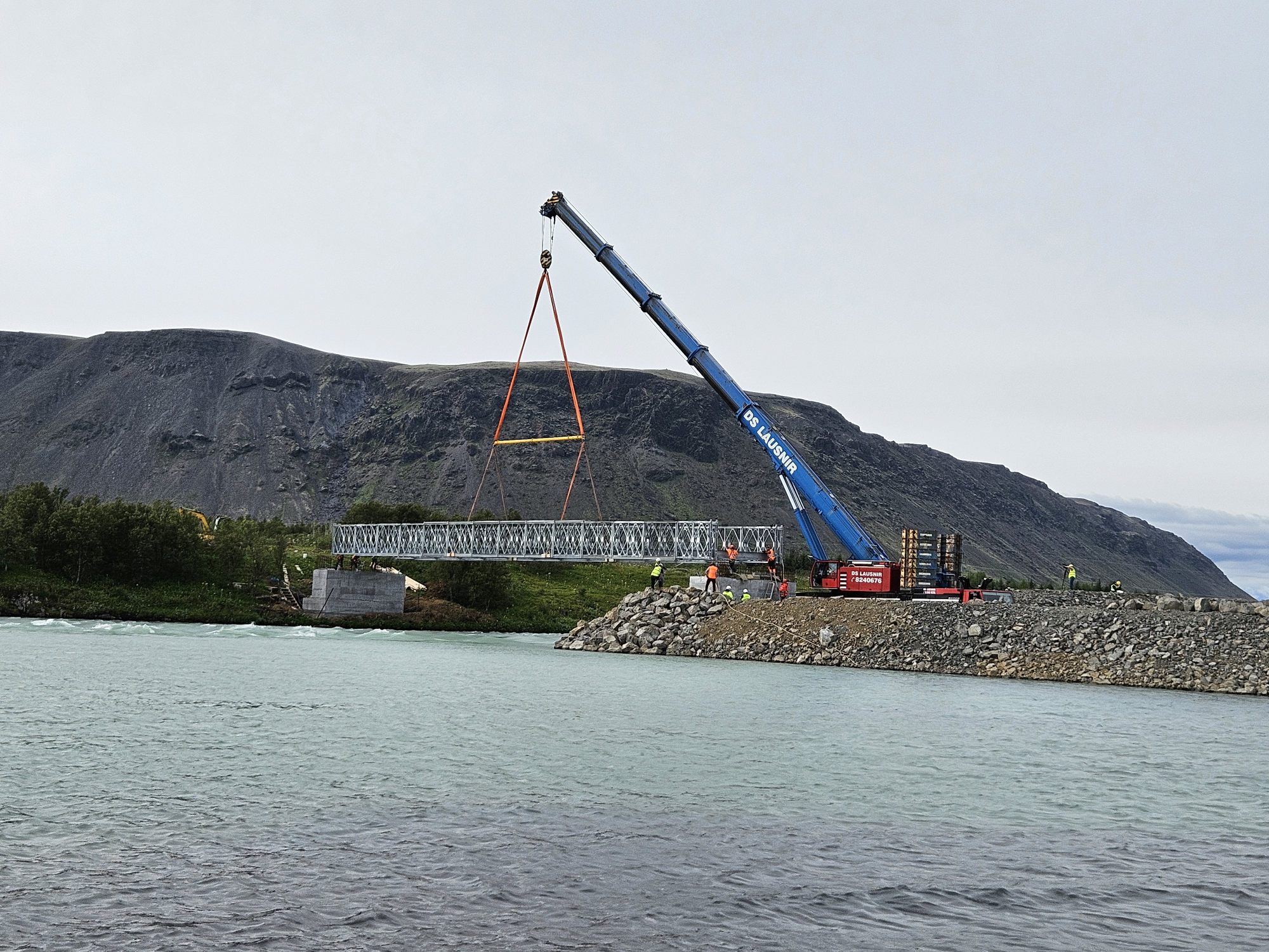 The temporary bridge being raised into place so that workers can access Efri-Laugardælaeyja.