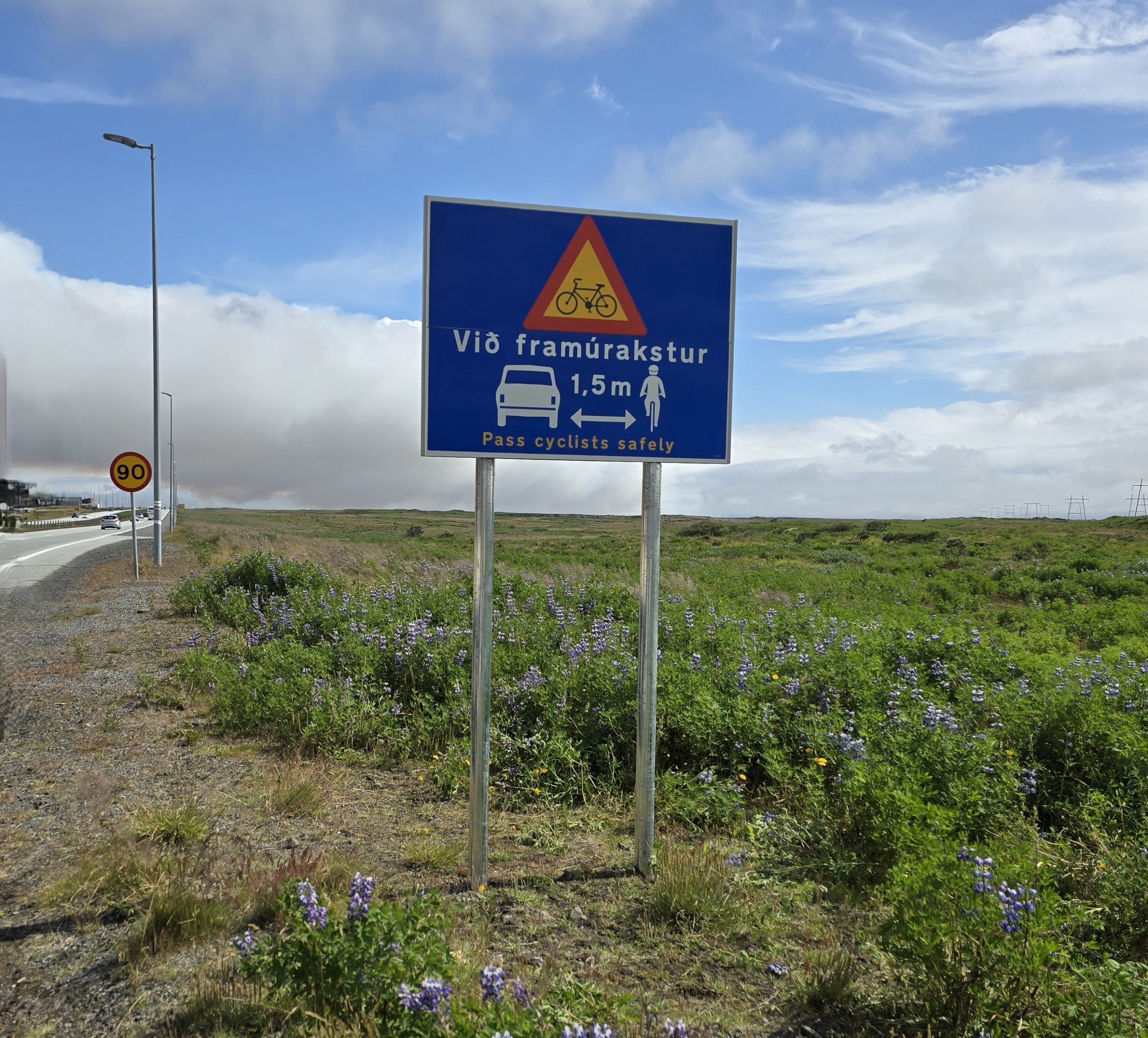 Þegar ekið er framúr reiðhjóli eða bifhjóli á að hafa a.m.k. 1,5 metra hliðarbil.