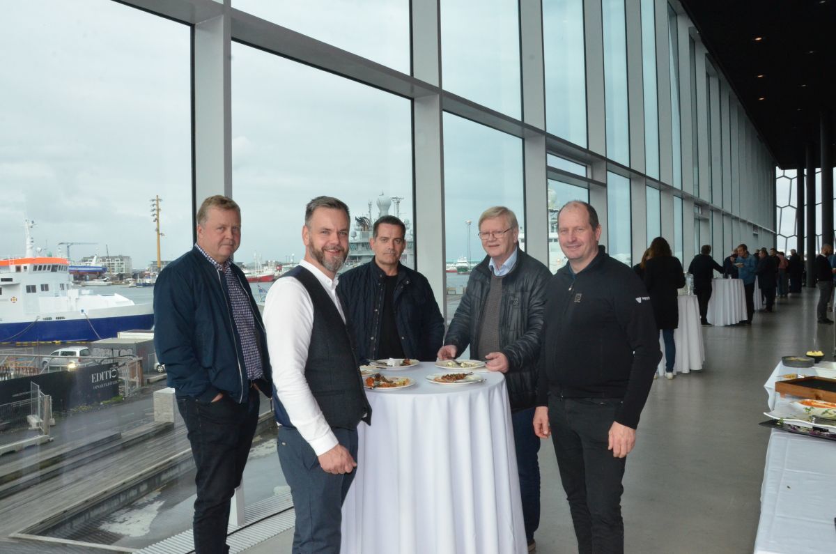 Fríður hópur núverandi og fyrrverandi Vegagerðarmanna.