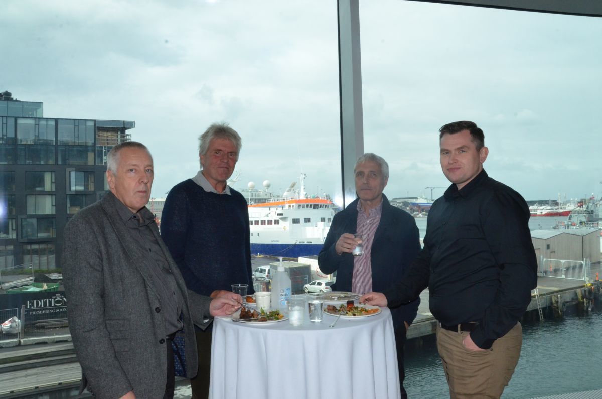 Fólk var ánægt að geta loksins hist á ný og skipst á skoðunum.