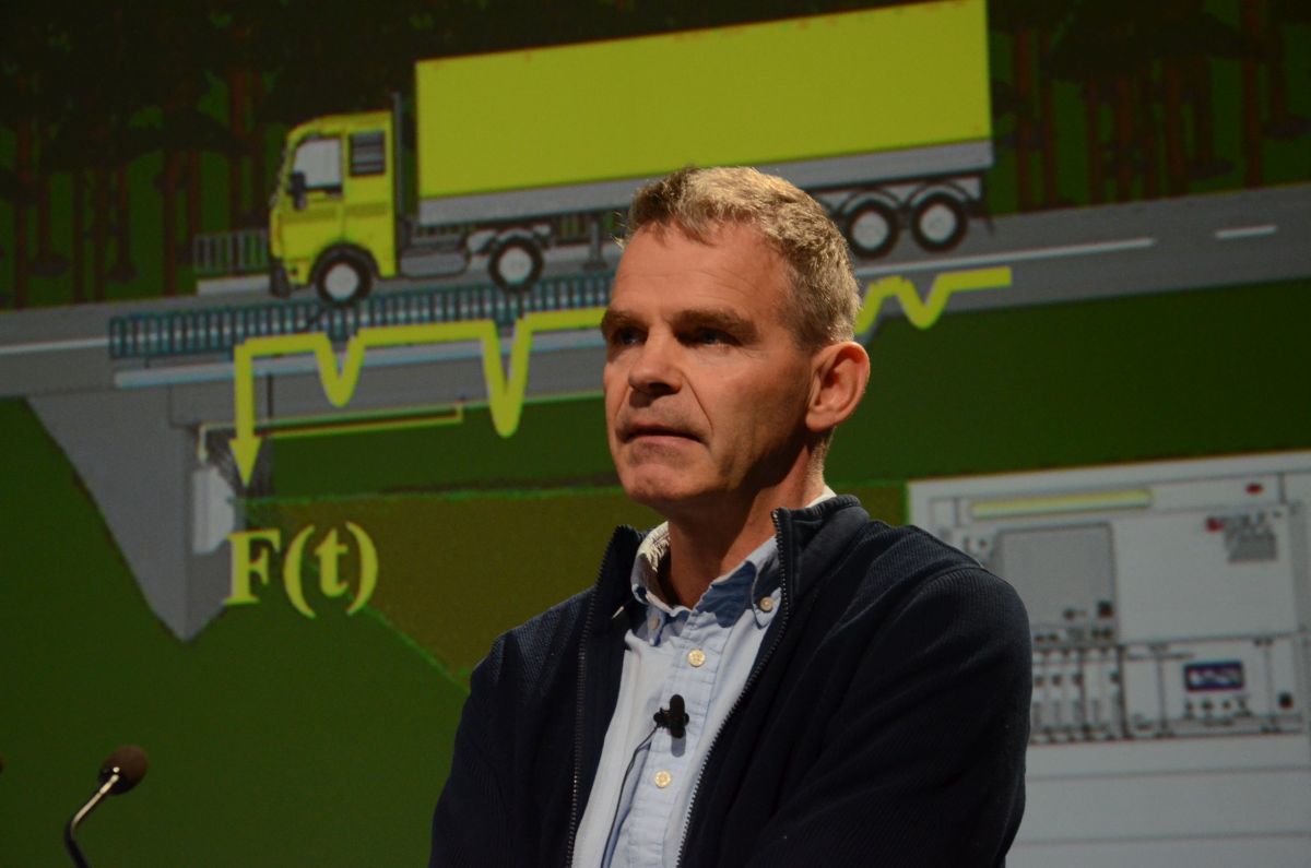 Sigurður Erlingsson prófessor í Háskóla Íslands fjallaði um rýni sína á yfirborð bikbundinna vega.