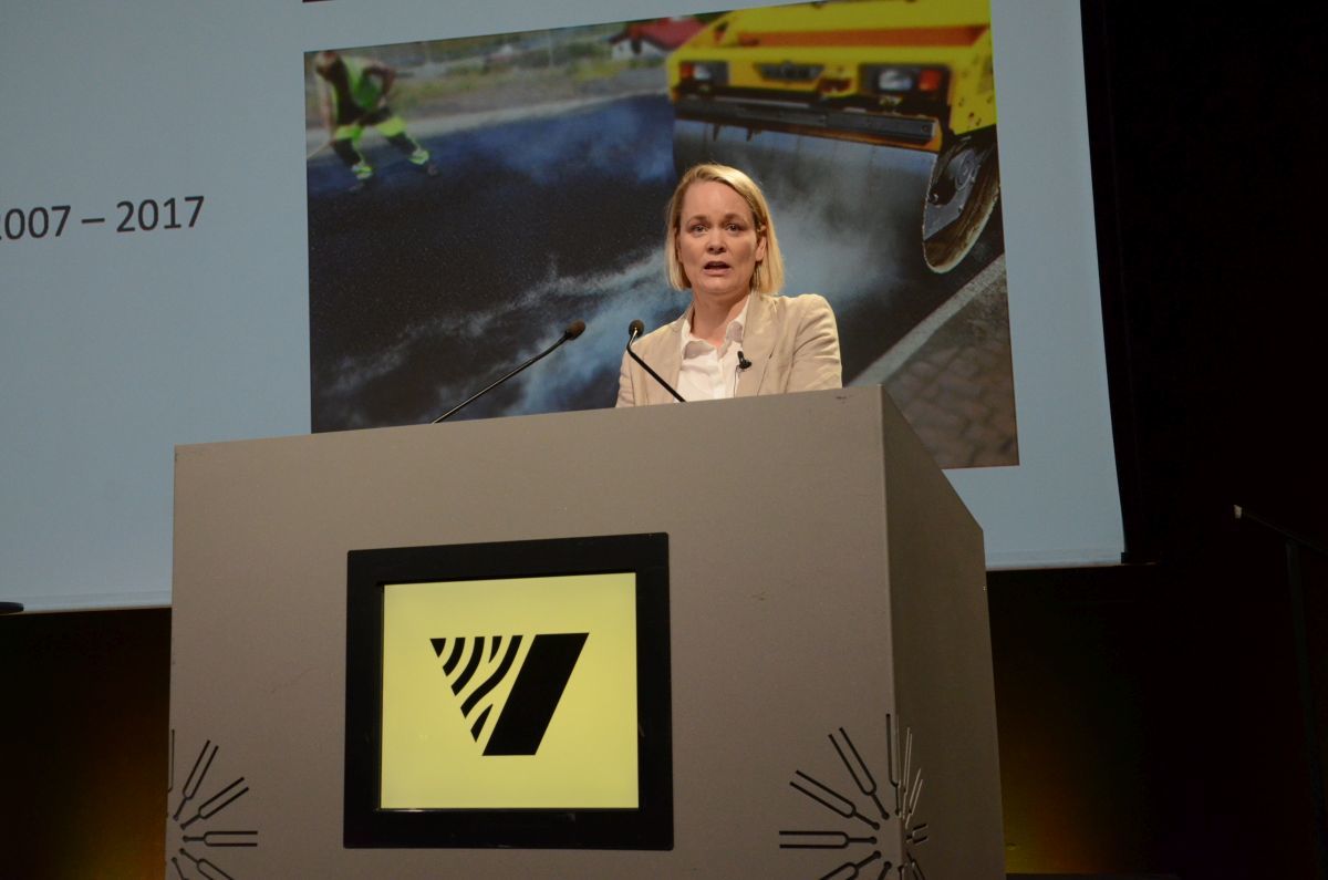 Elín Ríta Sveinbjörnsdóttir frá Eflu fjallaði um endingu malbikaðra slitlaga á höfuðborgarsvæðinu.