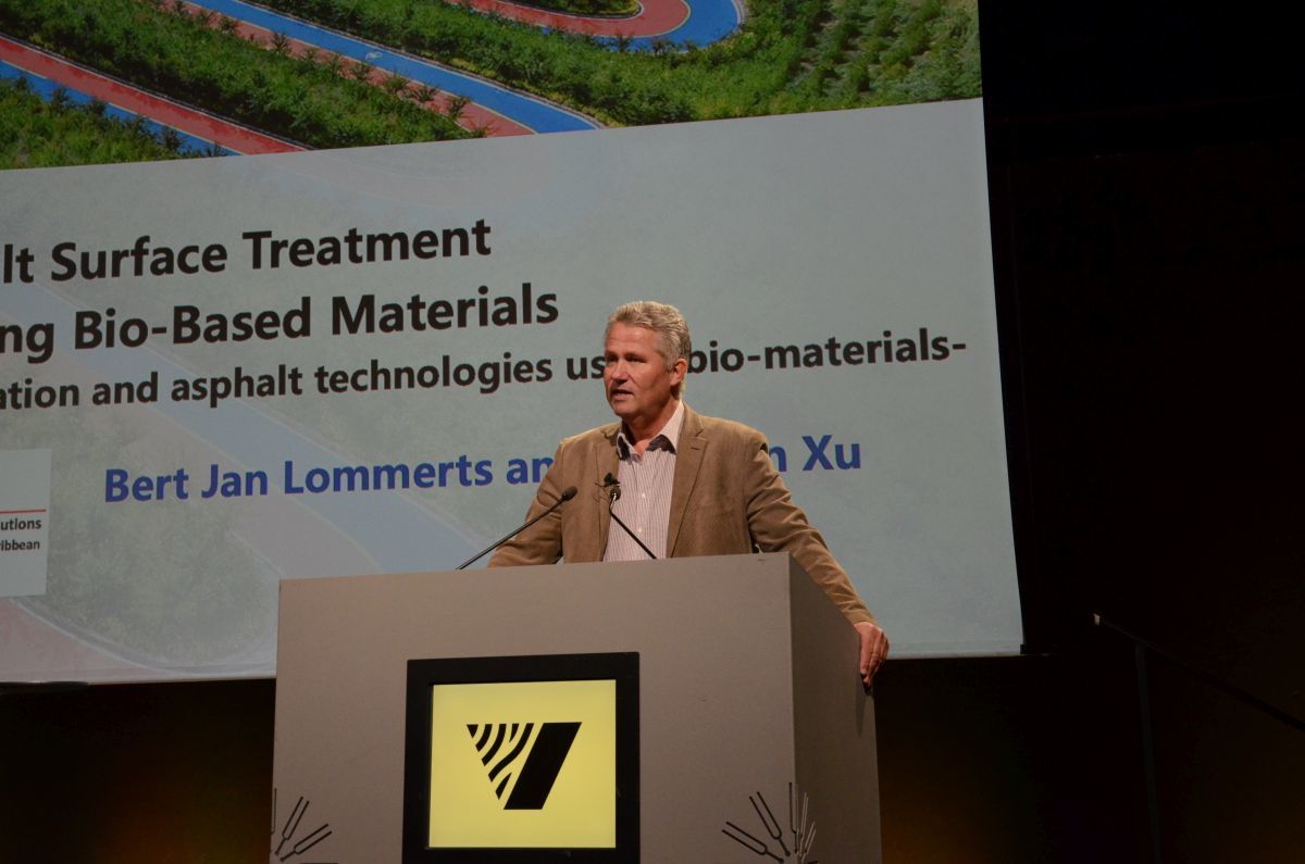 Bert Jan Lommerts frá Hollandi fjallaði um ýmsar nýjar aðferðir við lagningu slitlaga þar sem notuð eru náttúruleg efni.