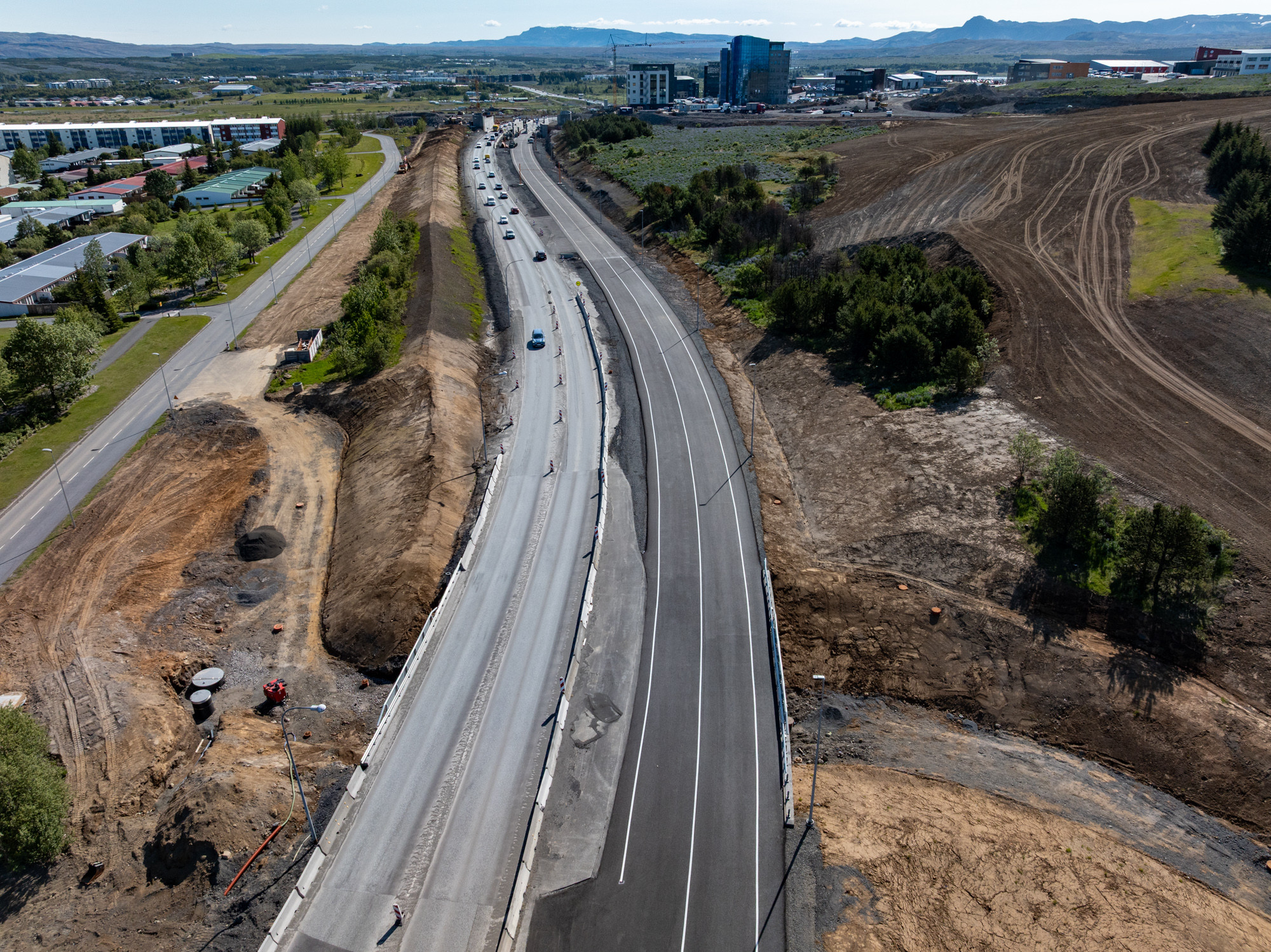 Undirgöng undir Breiðholtsbraut eru tilbúin að mestu en beðið er eftir að Veitur tengi heitt vatn og rafmagn að þeim. 