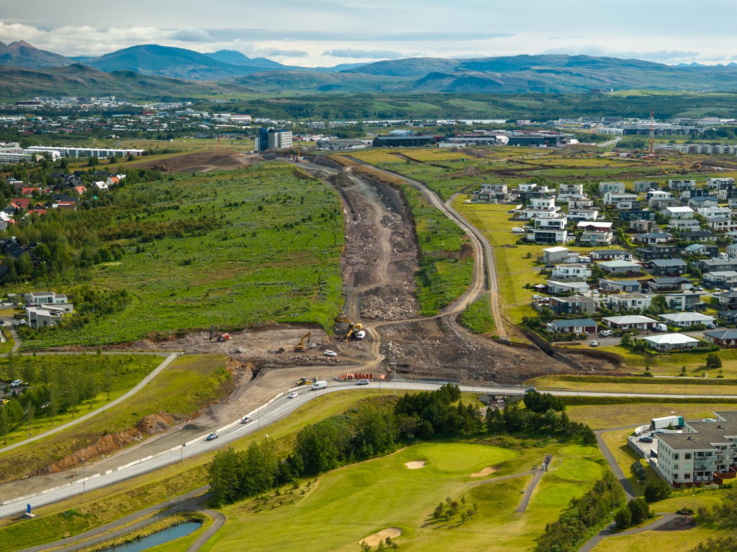 Við suðurenda framkvæmdanna við Rjúpnaveg er unnið við umfangsmiklar og flóknar breytingar á stórum lögnum fyrir heitt og kalt vatn. 