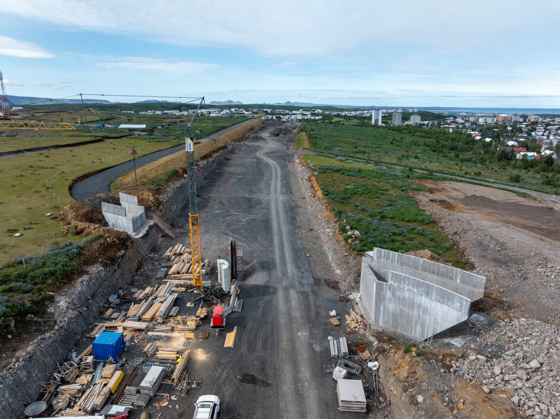 Steyptir hafa verið stöplar nýrrar göngu- og hjólabrúar yfir Arnarnesveg milli Seljahverfis í Reykjavík og Kórahverfis í Kópavogi. 