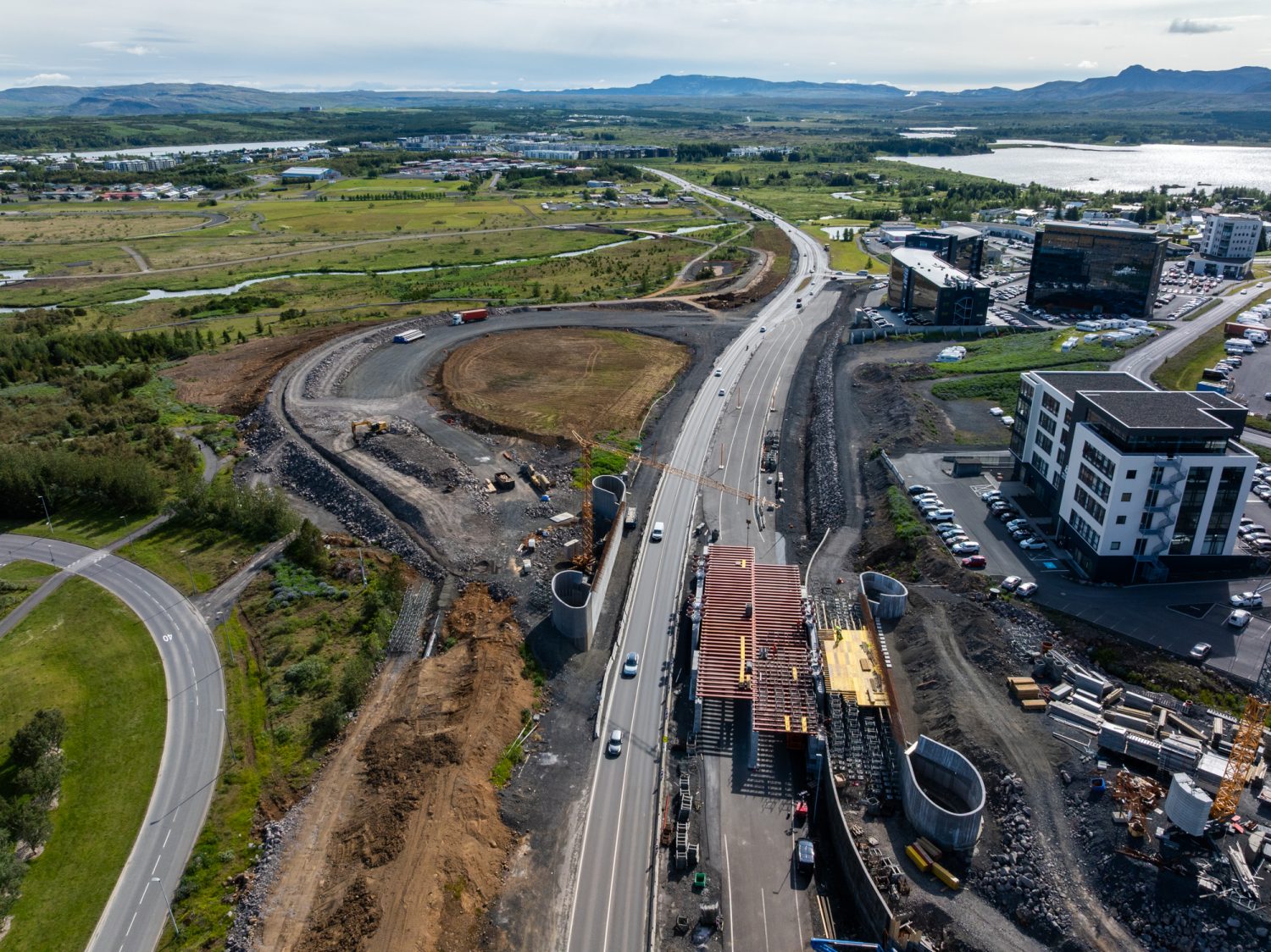 Undanfarið hefur verið unnið að því að setja upp undirslátt fyrir steypumótin yfir syðri akbraut (nýja akbraut) Breiðholtsbrautar. 