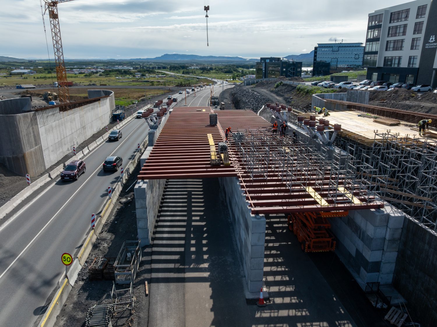 Undanfarið hefur verið unnið að því að setja upp undirslátt fyrir steypumótin yfir syðri akbraut (nýja akbraut) Breiðholtsbrautar. 