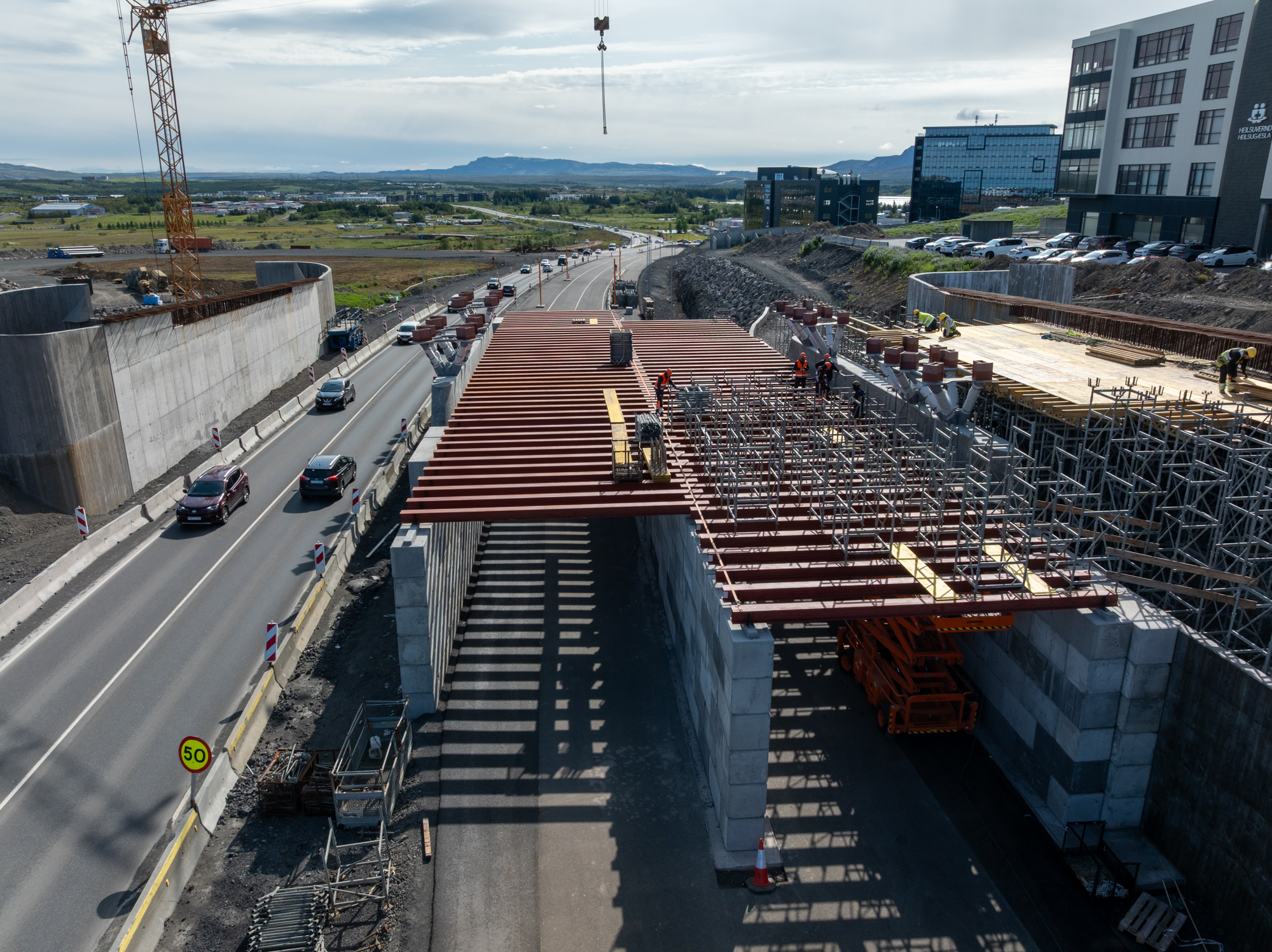 Undanfarið hefur verið unnið að því að setja upp undirslátt fyrir steypumótin yfir syðri akbraut (nýja akbraut) Breiðholtsbrautar. 