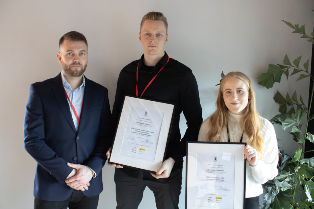 Þau Ester María og Ingi Sigurður Ólafsson hlutu bæði nemendaviðurkenningu Steinsteypufélagsins. Hér eru þau með formanni félagsins, Andra Jóni Sigurbjörnssyni.