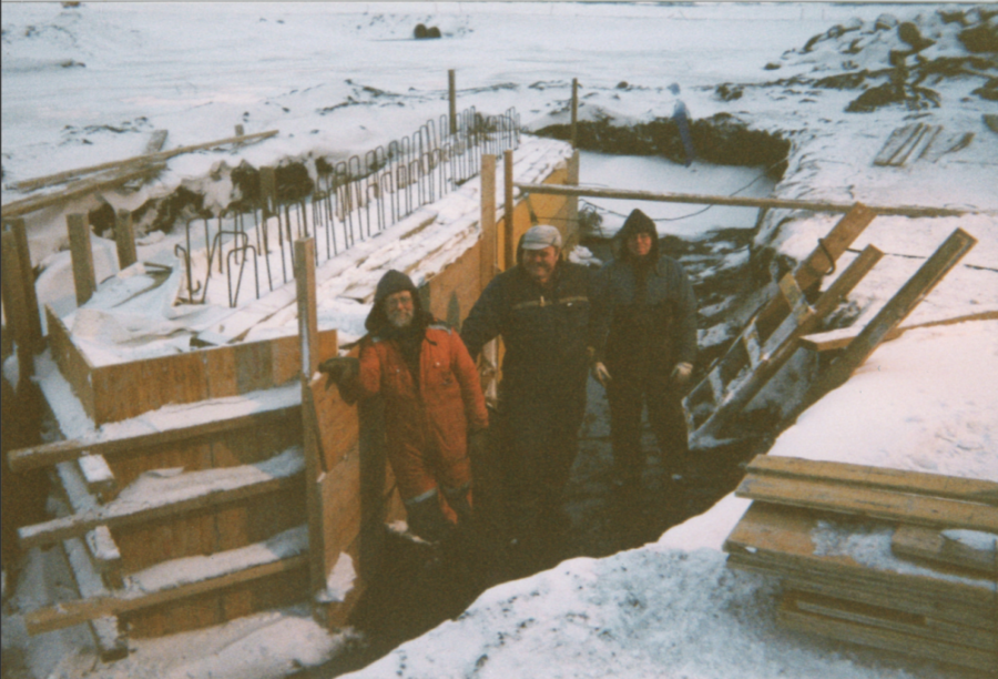 Brúarflokkur Hauks Karlssonar við Sandá í Öxarfirði. Á myndinni eru Jón Fornason, Haukur Karlsson og Jón Erlingur Jakobsson.