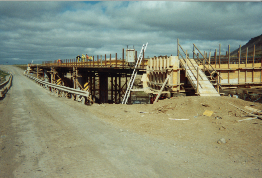 Brúarflokkurinn á Hvammstanga að byggja brú á Grímsá í Borgarfirði.