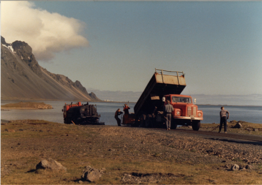 Frá fyrstu árum klæðinga, verið að leggja skammt austan við Höfn.