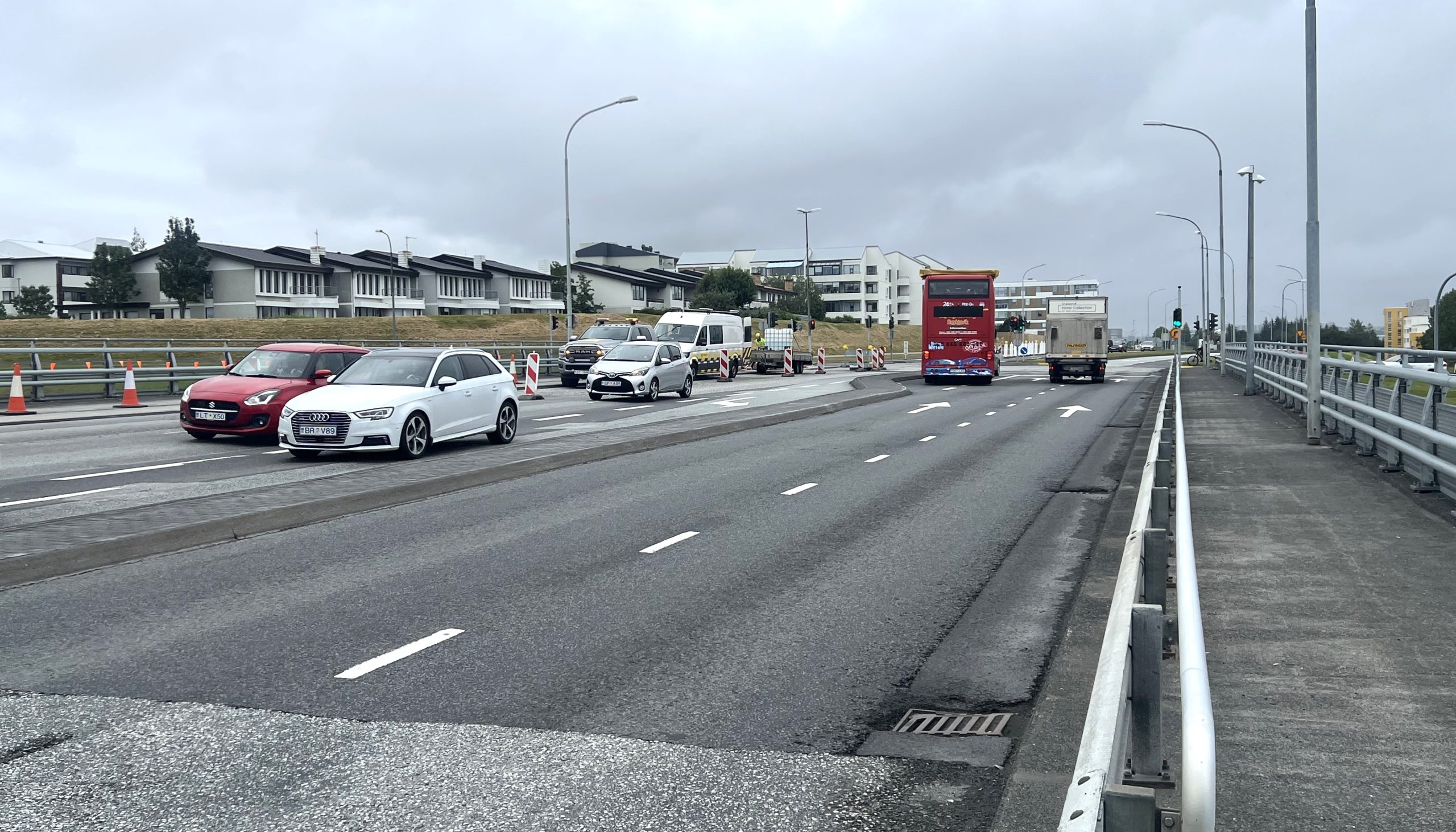 Bústaðavegur, horft til austurs.