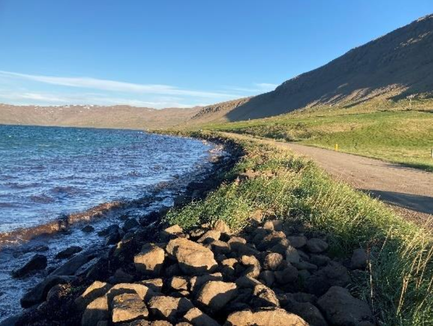 Núverandi vegur liggur neðarlega í landinu og nálægt sjó.