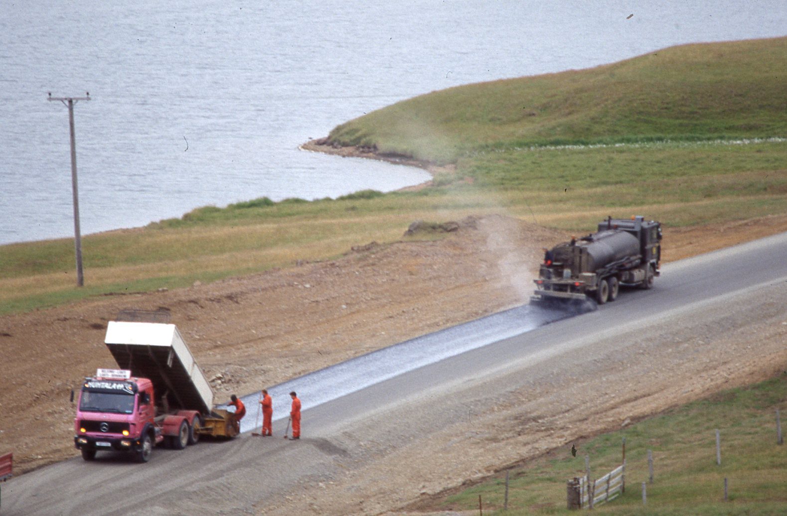 Klæðingaflokkur að störfum við Hornafjörð árið 1992.