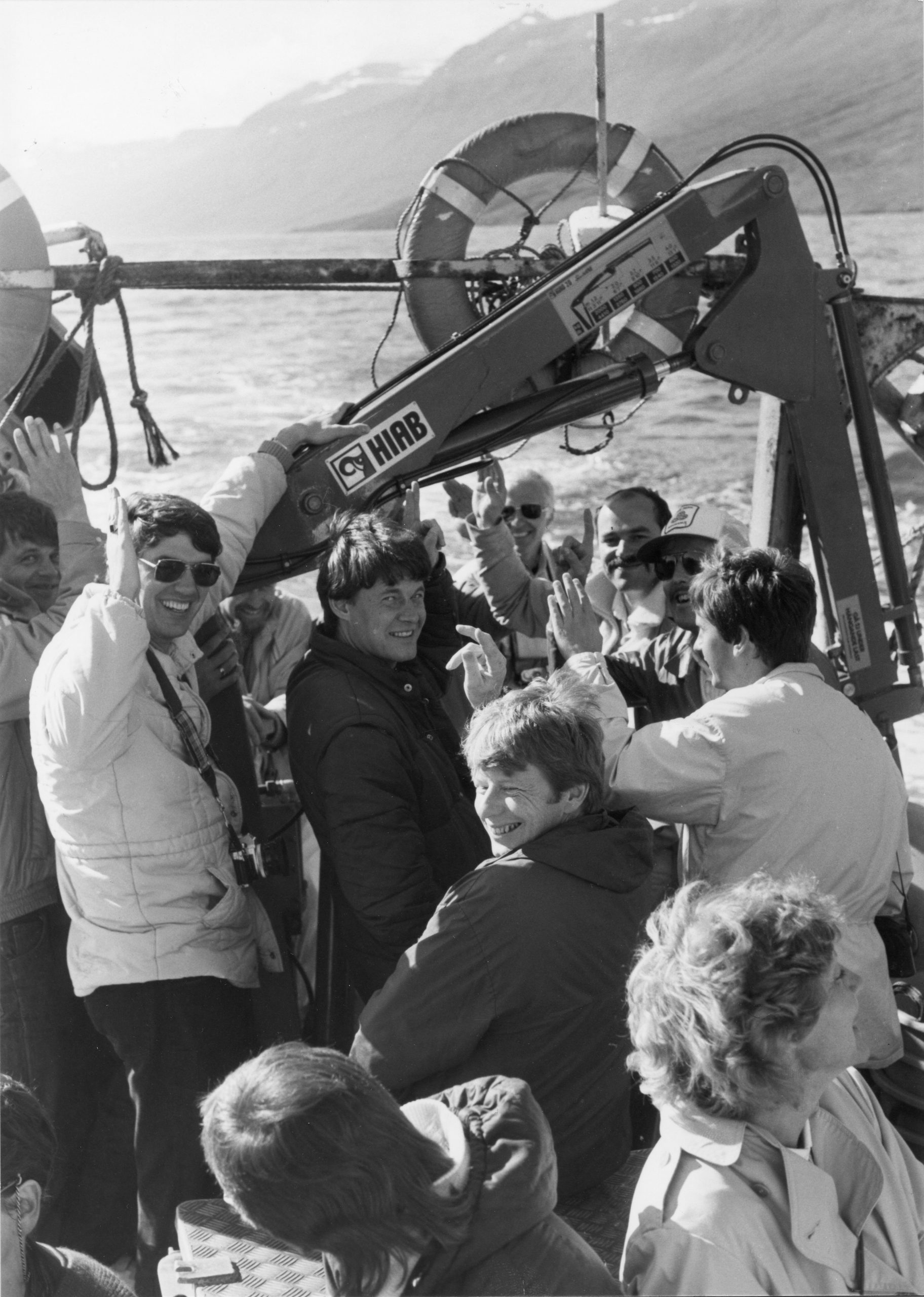 Haukur er hér í dökkum jakka, þriðji frá vinstri. Þarna er á ferð stofnfundur Félags tæknifræðinga hjá Vegagerð ríkisins 15. ágúst 1985. Atkvæði um lög félagsins voru greidd með handauppréttingu. Á myndinni eru eftirtaldir tæknifræðingar: Auðunn Hálfdánarson Borgarnesi, Einar Gíslason Sauðárkróki, R-gnvaldur Gunnarsson Brúadeild Reykjavík, Haukur Jónsson Akureyri, Bjarni Jóhansen Borgarfirði, Hilmar Finnson Reyðarfirði, Kristján Kristjánsson Ísafirði, Sveinn Sveinsson Reyðarfirði og Jakob Hálfdánarson Brúardeild Reykjavík.