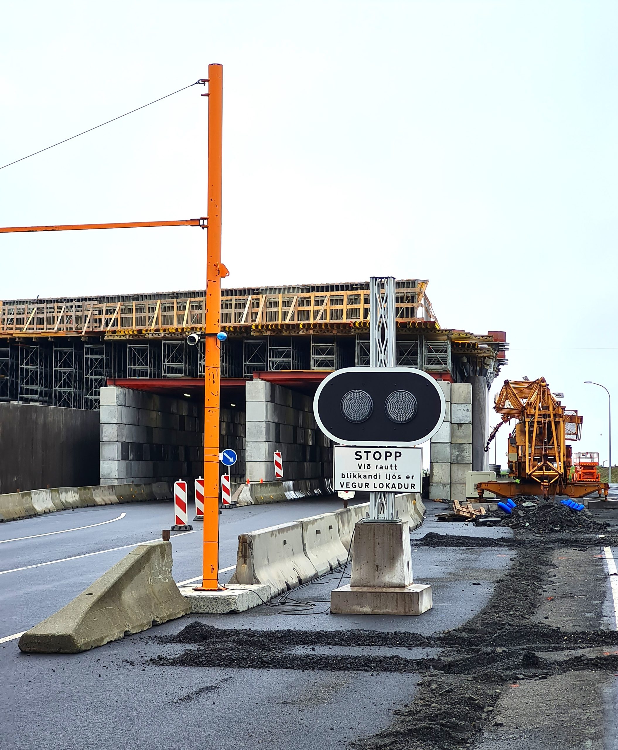 Rauð, blikkandi ljós virkjast ef ekið er á hæðaslá.