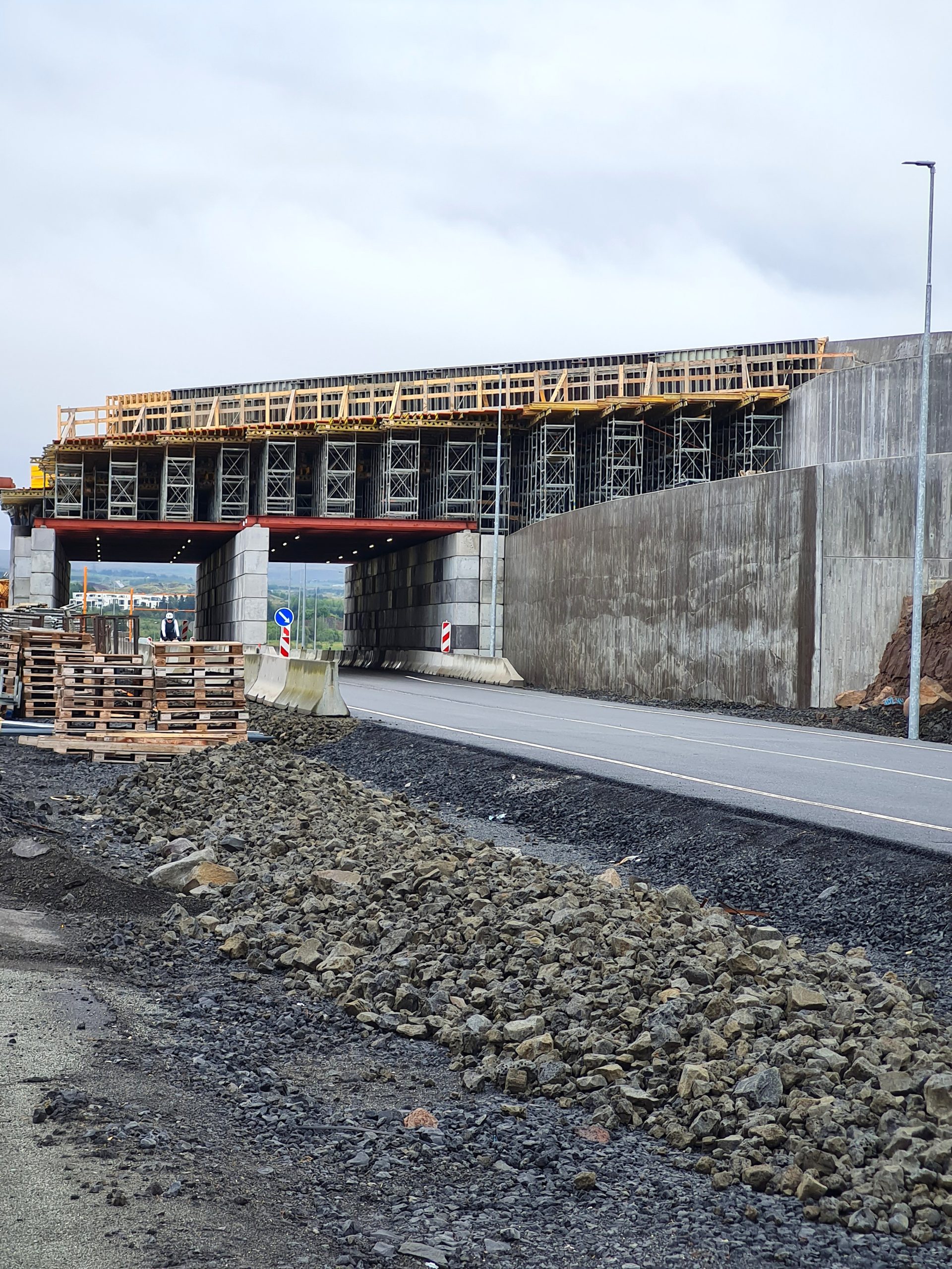 Ef farmur er það hár að hann rekist í undirslátt brúarinnar verður hætta á hruni.  