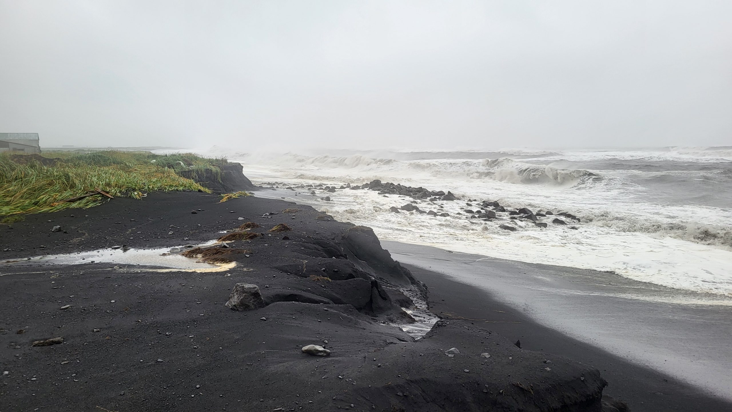 Dregið hefur úr ölduhæð.