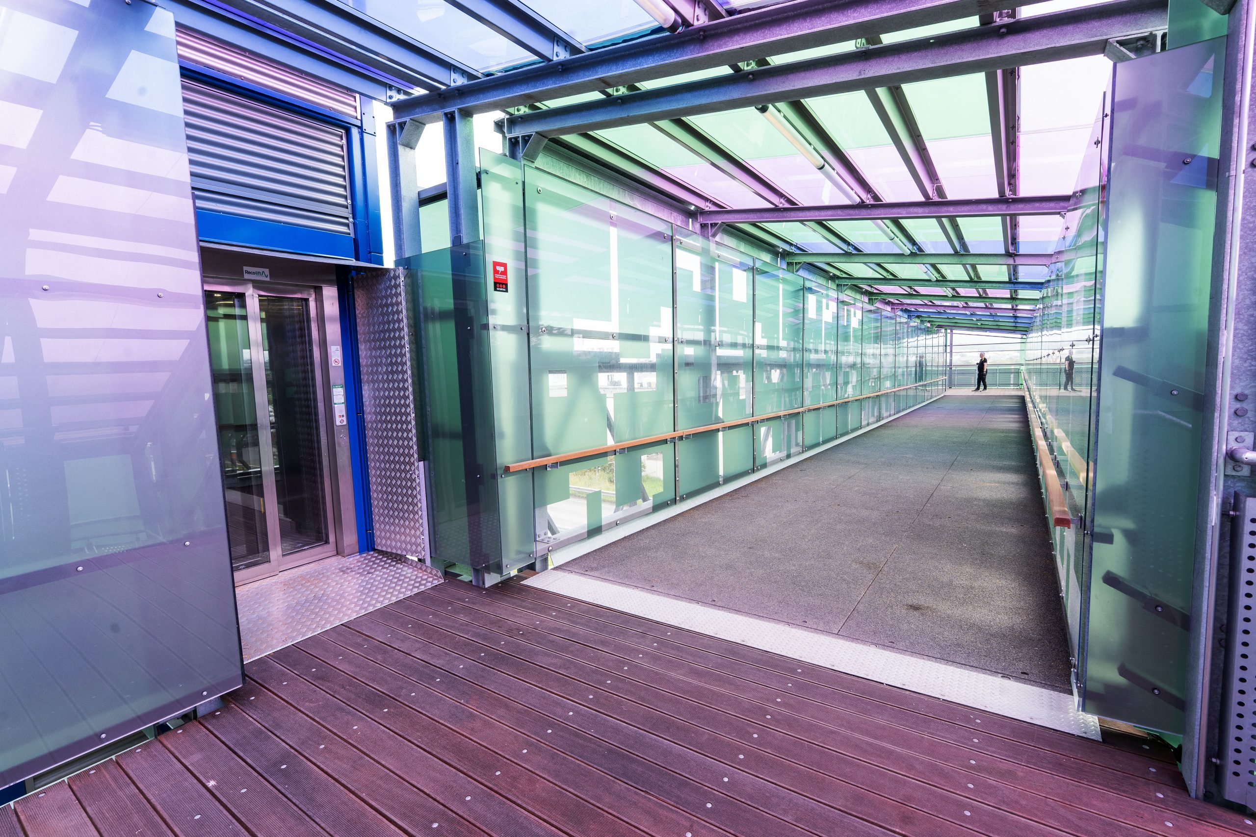 Brúin er yfirbyggð með lyftu og tröppum til að tryggja gott aðgengi fyrir öll. Mynd/Róbert Reynisson