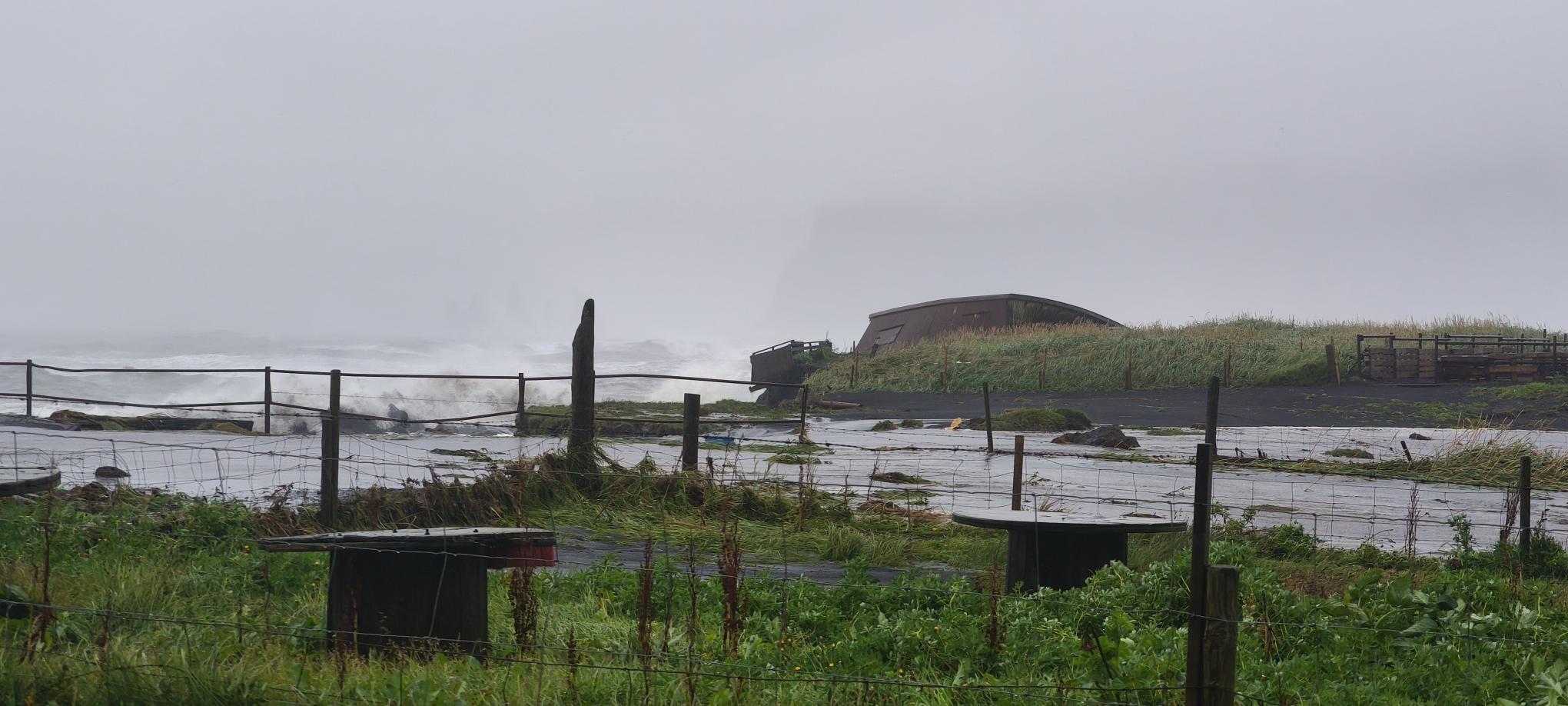 Mikill sjór gekk á land.