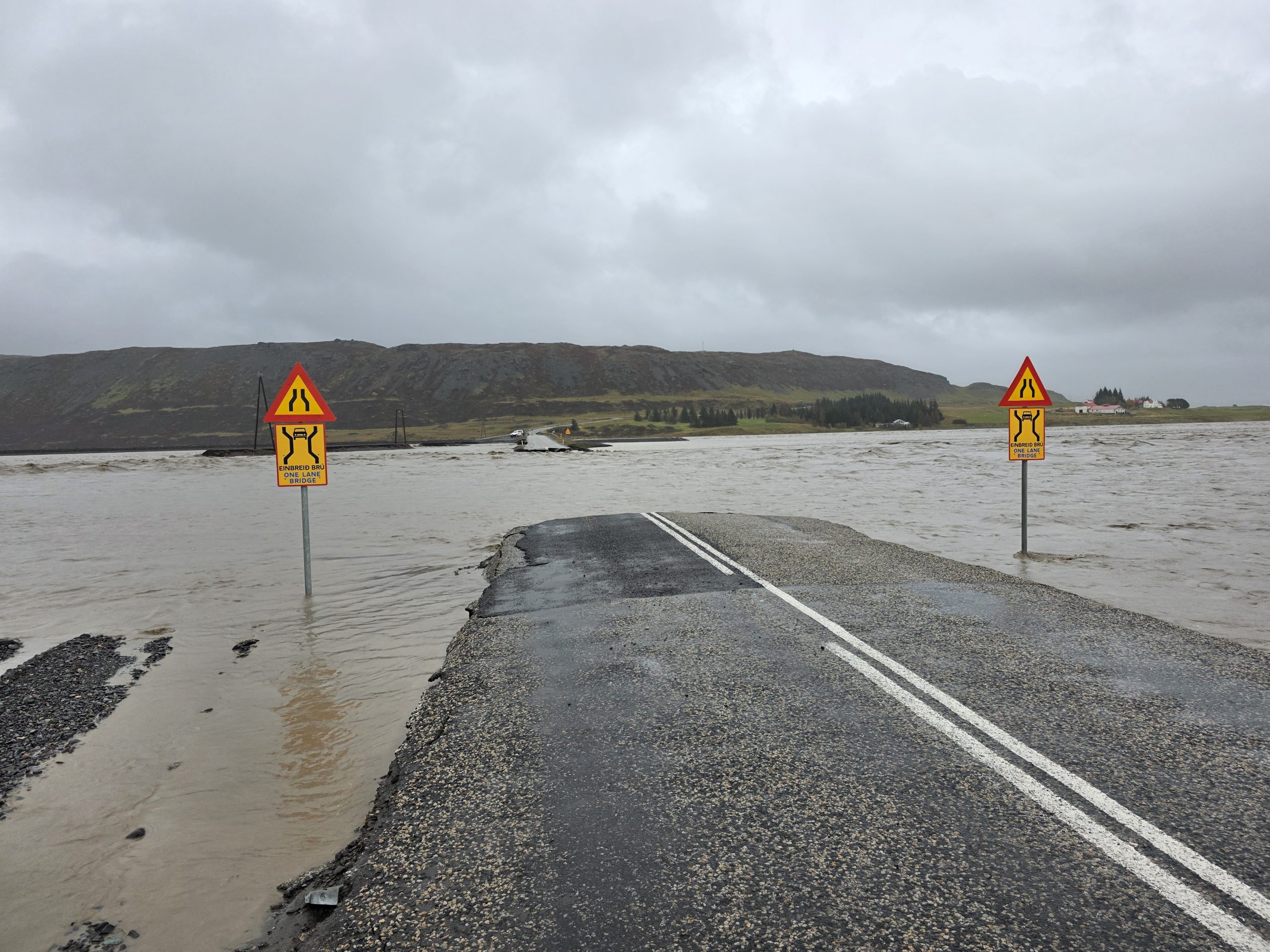 Vegur í sundur við Jökulsá í Lóni 26.9.2025