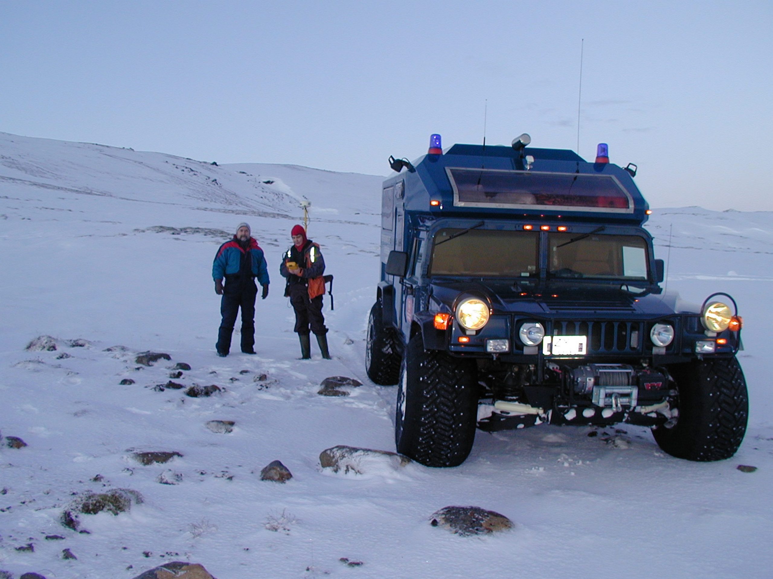 Aðstæður skoðaðar í Hófaskarði fyrir nýjan Norðausturveg veturinn 2004. Á myndinni eru Hafdís og Gunnar H. Jóhannesson verkfræðingur sem hannaði veginn. Þar sem ferðin var farin um vetur þurfti öflugt farartæki til að koma fólkinu á staðinn. Hummerinn var frá Björgunarsveitinni Hafliða á Þórshöfn