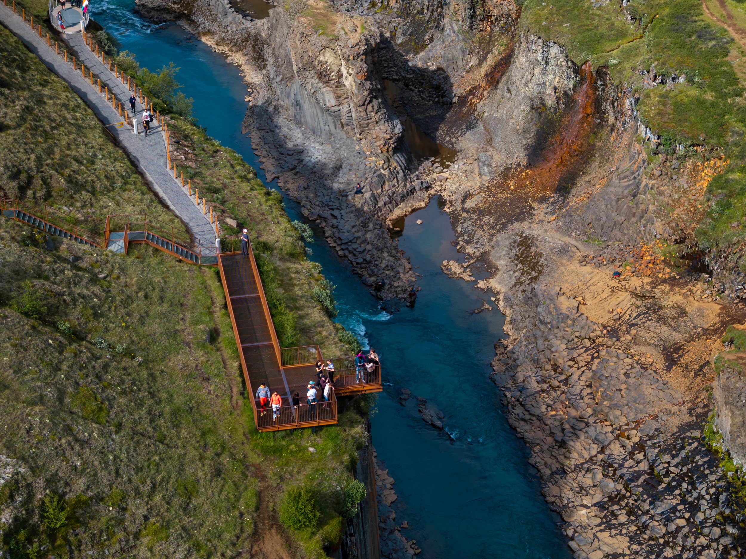 Ferðafólk á útsýnispalli við Stuðlagil
